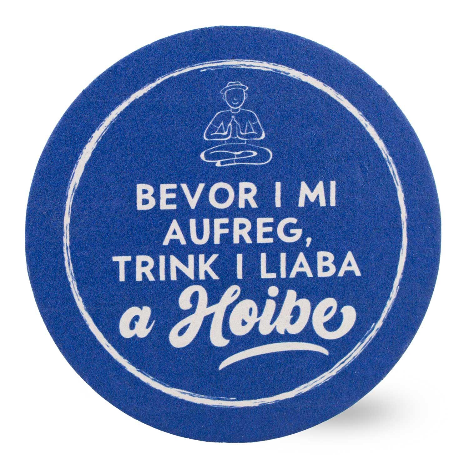 Runder Bierdeckel mit weißem Aufdruck „Bevor i mi aufreg, trink i liaba a Hoibe“ auf dunklem Untergrund, 20 Stück, Ø 107 mm.