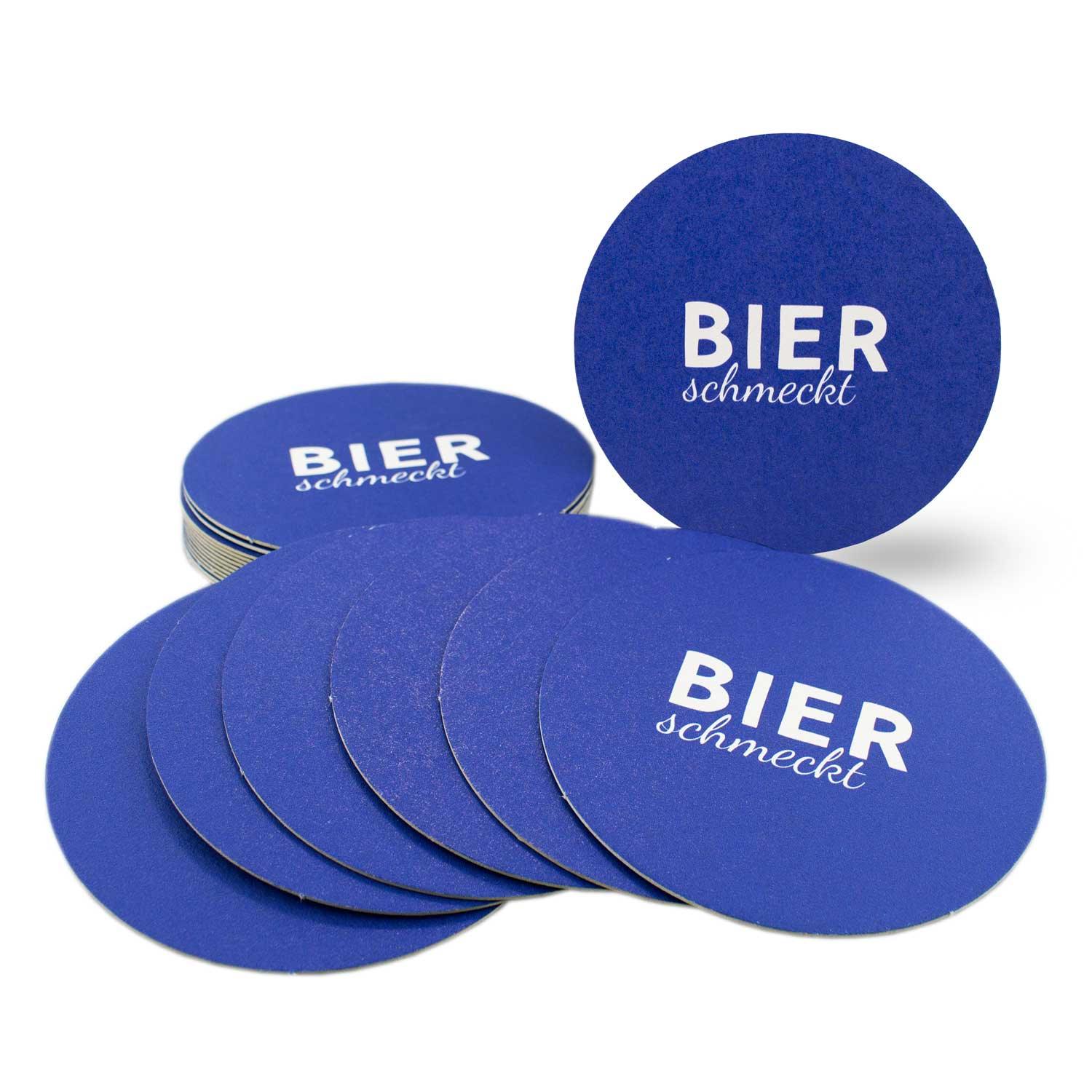 Runder Bierdeckel mit schwarzem Schriftzug „Bier schmeckt“ auf weißem Hintergrund, hochwertiger Druck, 20 Stück, Ø 107 mm.