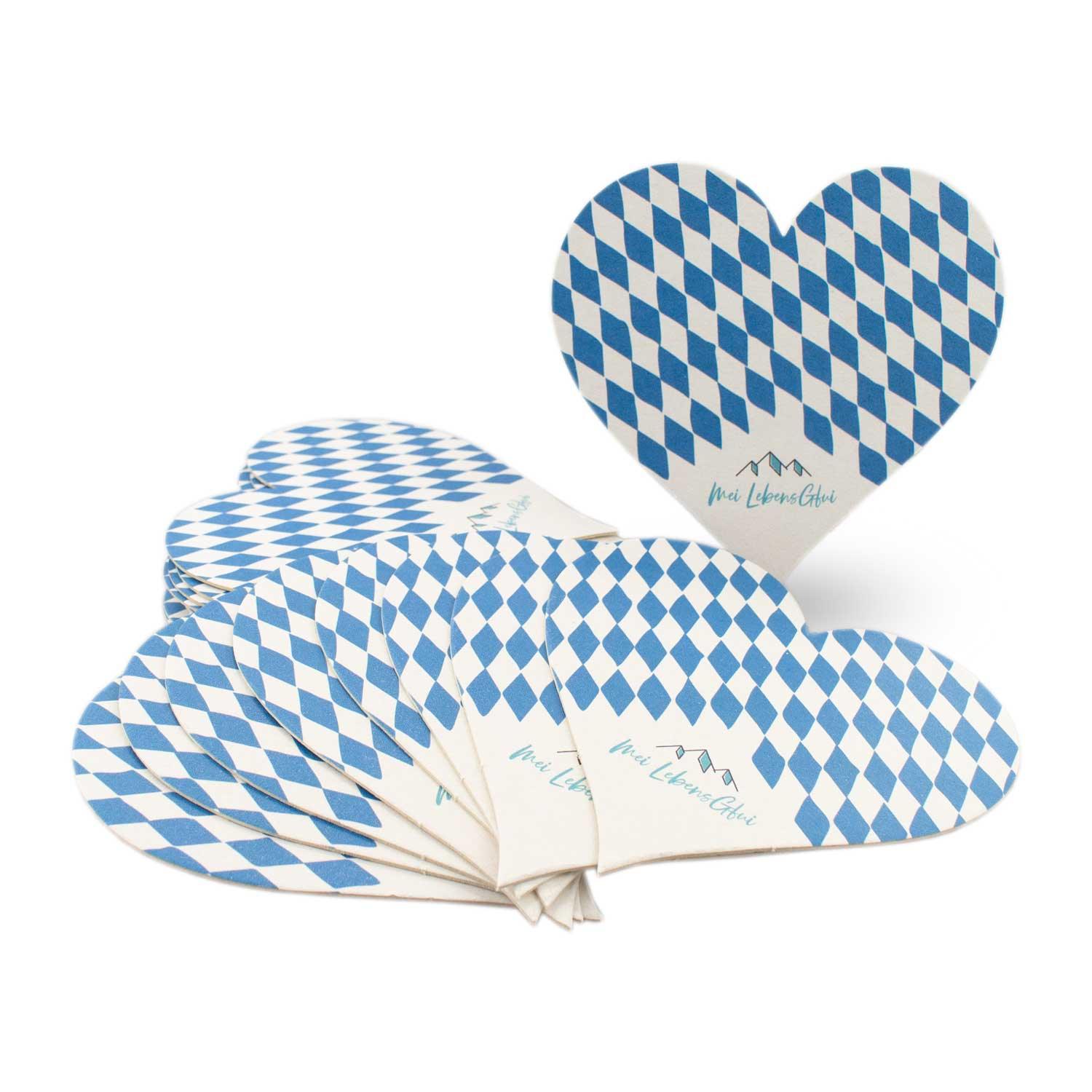 Herzförmiger Bierdeckel mit weiß-blauen Rauten und Schriftzug „mei LebensGfui“, 20 Stück, hochwertiger Druck.