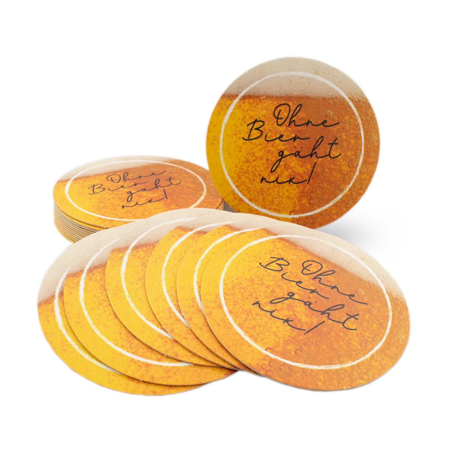 Runder Bierdeckel mit schwarzem Aufdruck „Ohne Bier gäht nix!“ auf heller Oberfläche, Set mit 20 Stück, Ø 107 mm.