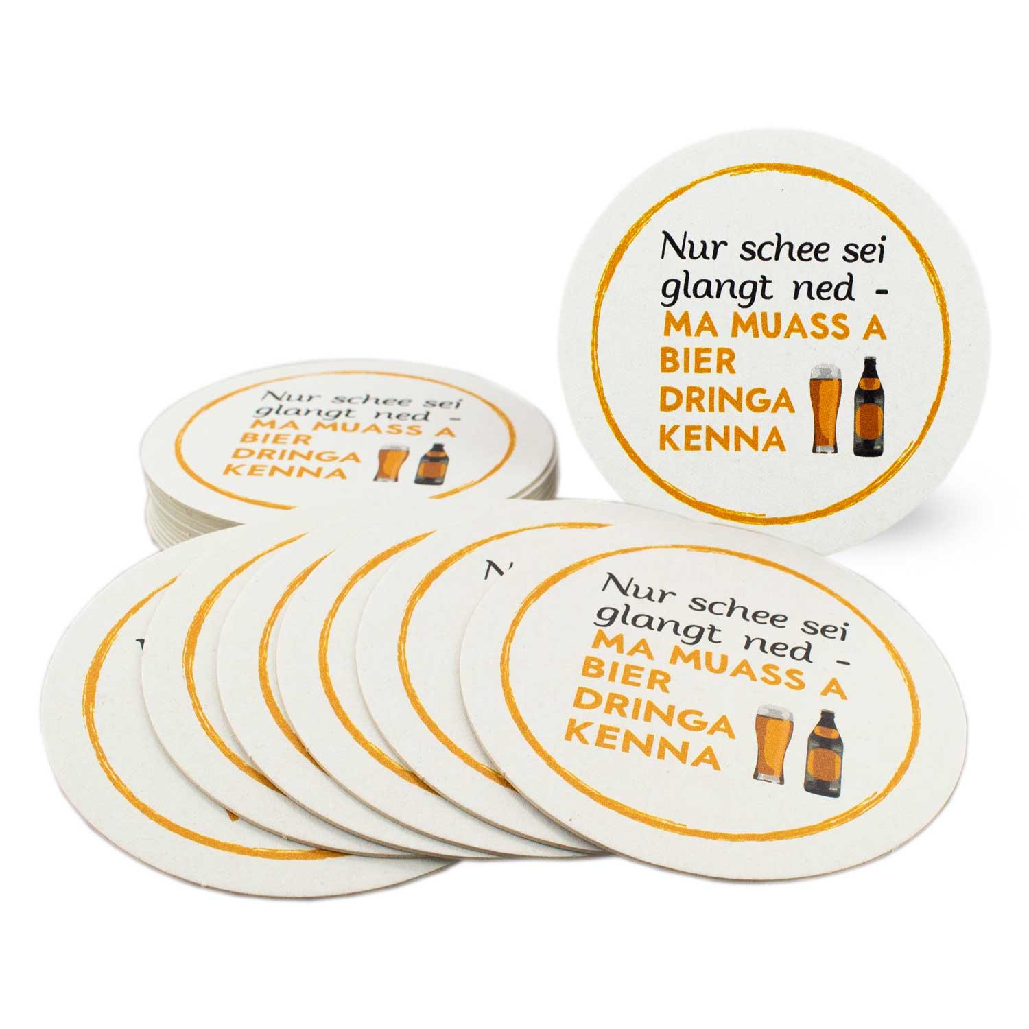 Runder Bierdeckel mit bayerischem Schriftzug „Nur schee sei glangt ned…“, hochwertiger Druck, 20 Stück, Ø 107 mm.