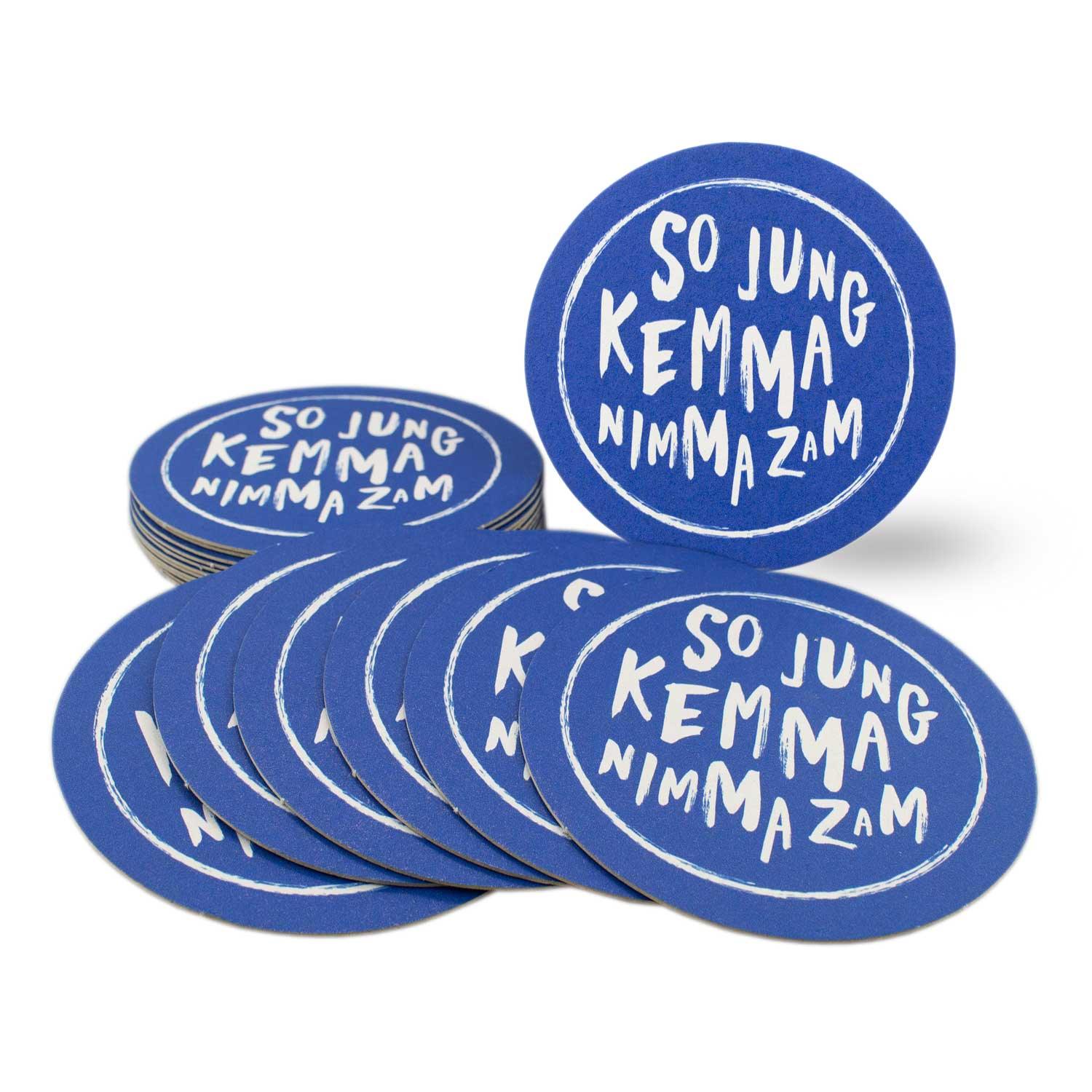 Runder Bierdeckel mit dem bayerischen Schriftzug „So jung kemma nimma zam“, weißer Text auf dunklem Hintergrund, Ø 107 mm, 20 Stück.
