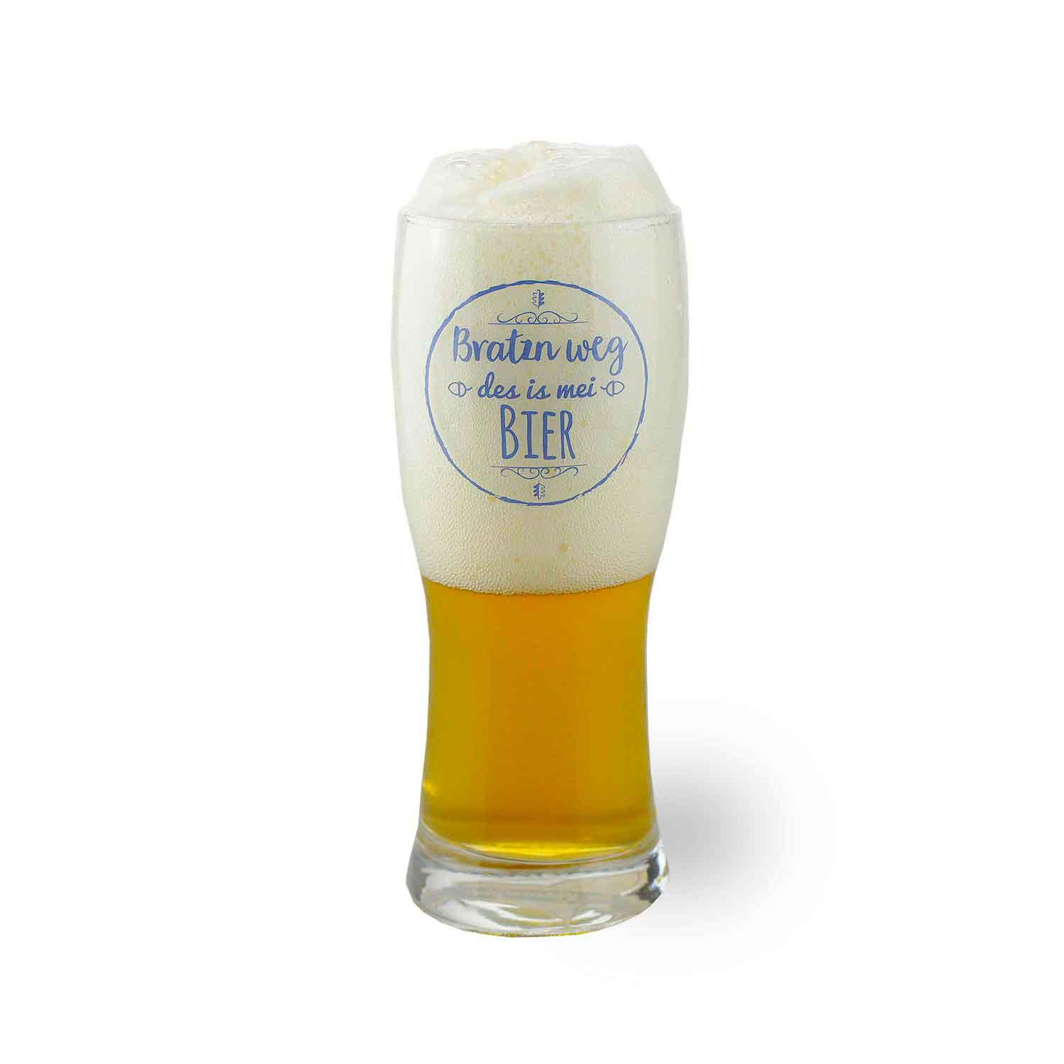 Bierglas mit leicht bauchiger Form, transparentem Glas und schwarzem Schriftzug „Bratzn weg“ in Frakturschrift, 0,3 l.