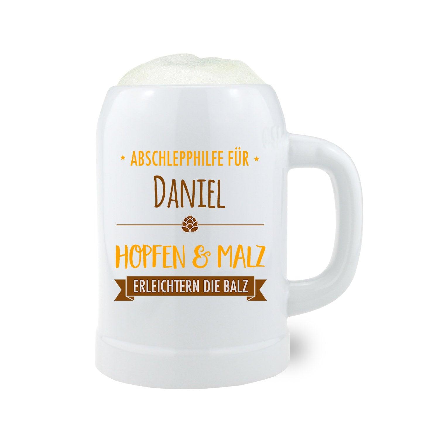 Halbliter-Bierkrug aus Glas mit Henkel, graviertem Schriftzug „Abschlepphilfe“ und personalisiertem Namensaufdruck.