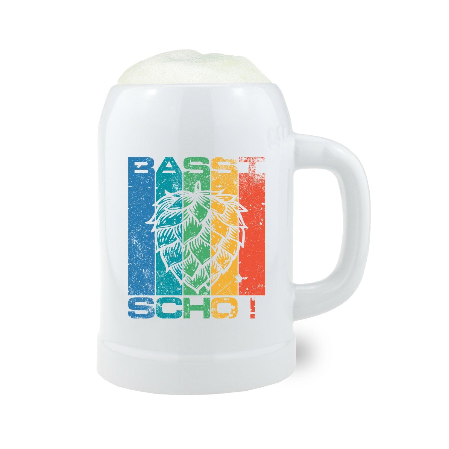 Steinkrug mit aufgedrucktem bayrischem Spruch "Basst scho", zylindrische Form, mattgraue Oberfläche, 0,5 Liter.