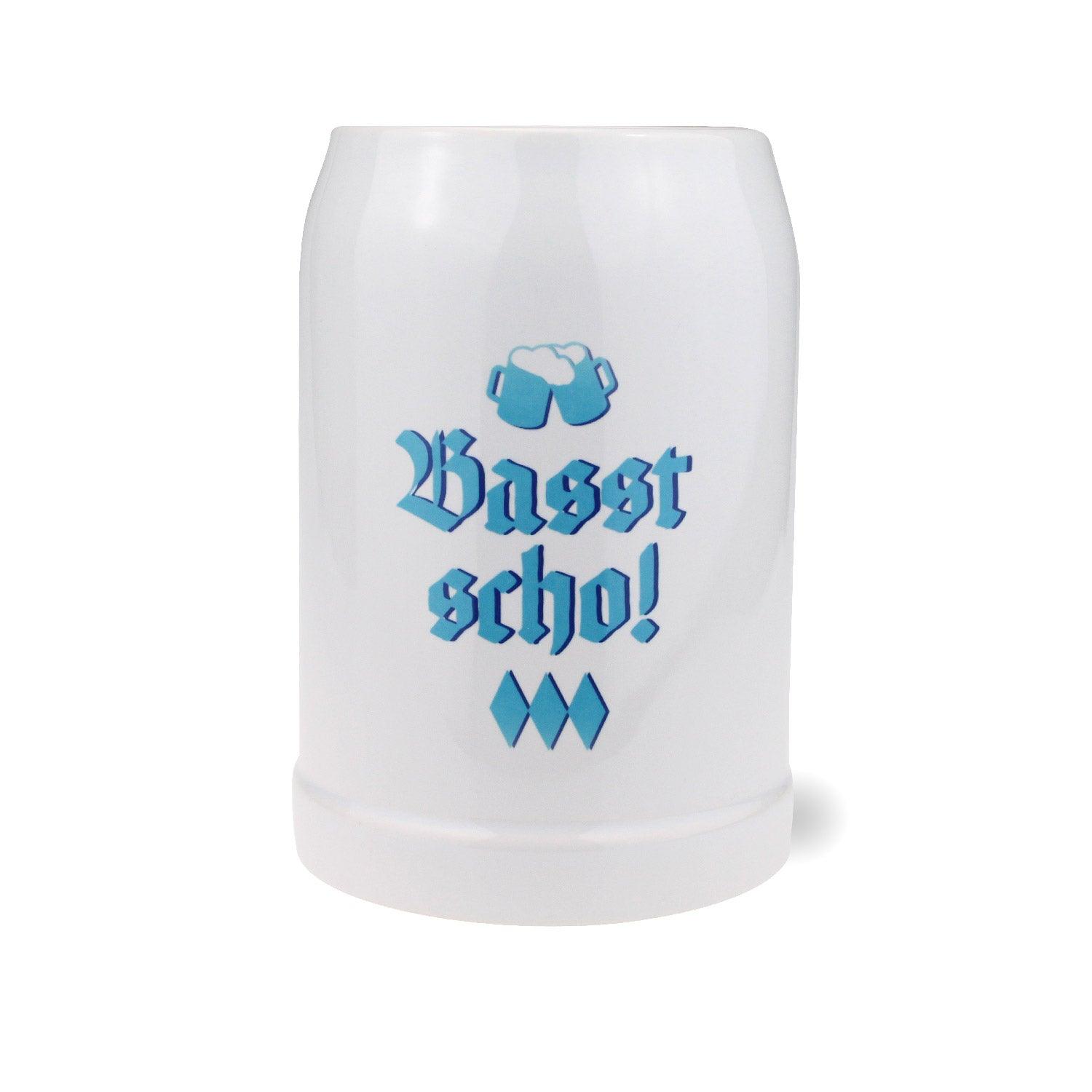 Hellgrauer Bierkrug mit blauem Schriftzug „Basst scho“ in traditioneller Schrift, bauchige Form, 0,5 l, Keramik.