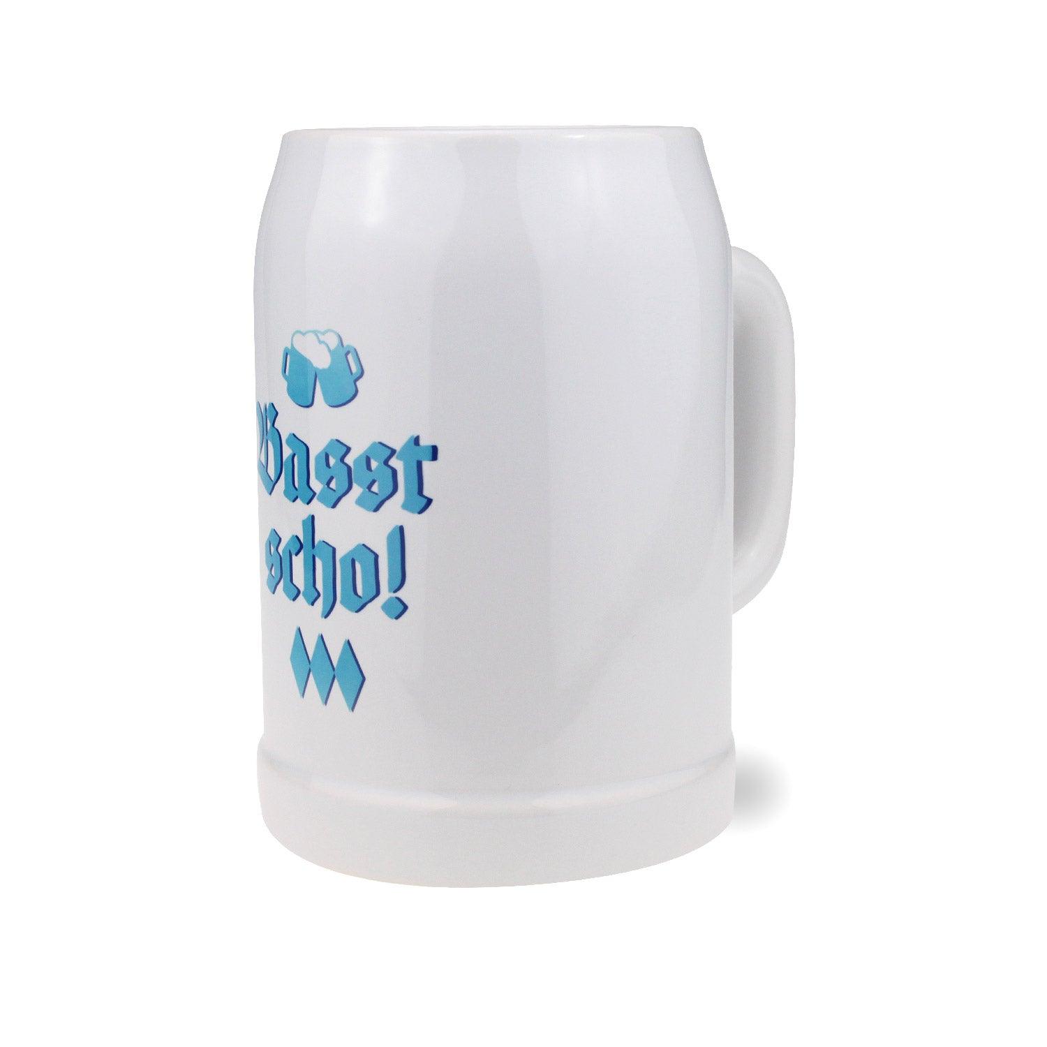 Weißer Bierkrug mit blauem Aufdruck „Basst scho“, bauchige Form, Henkelgriff, Höhe ca. 126 mm, 0,5 Liter.