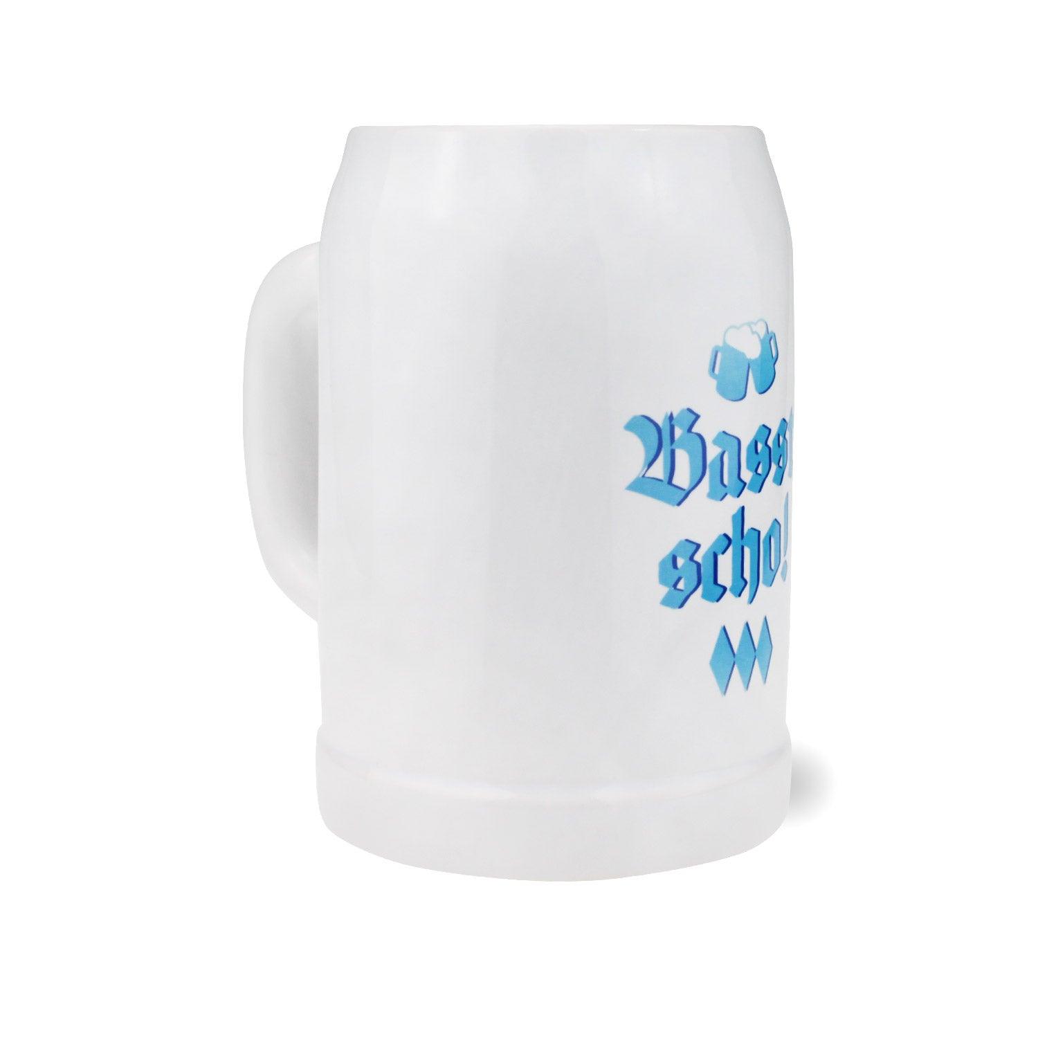 Hellgrauer Bierkrug mit bauchiger Form und blauem Schriftzug „Basst scho“ im Bayern-Motiv, Fassungsvermögen 0,5 l.