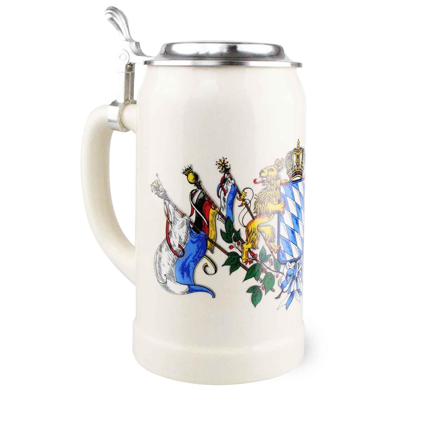 Traditioneller Bierkrug aus Steinzeug mit Zinndeckel, bayerischem Wappen, Henkel und blau-weißem Rautenmuster, 1 Liter.