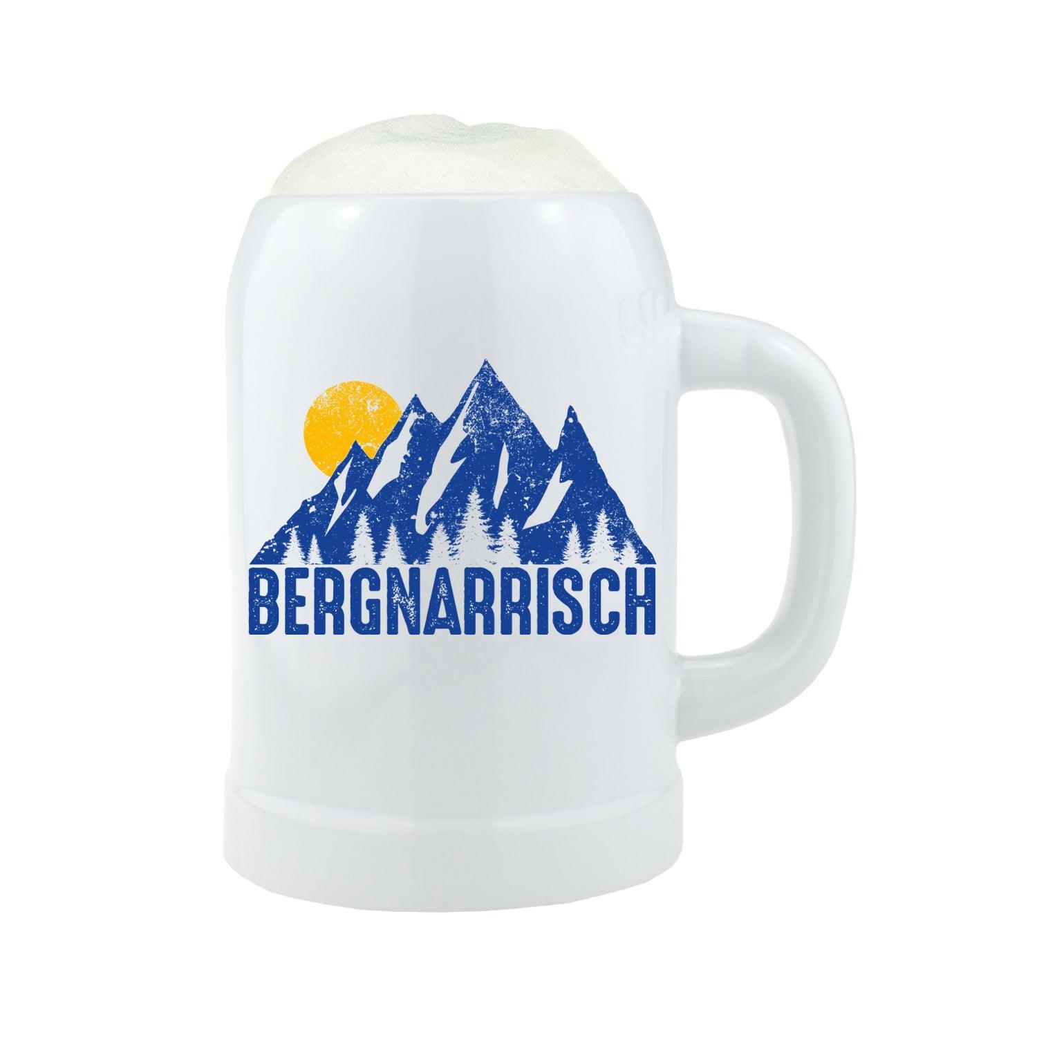 Blauer Steinkrug in klassischer Form mit weißem Schriftzug „bergnarrisch“ und personalisierbarer Namensgravur, 0,5 Liter.