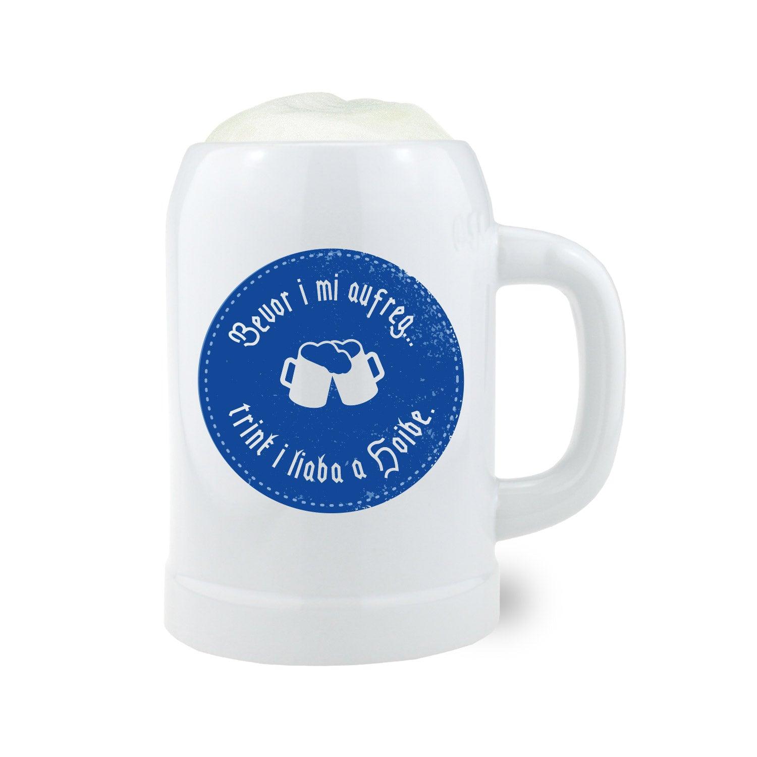 Weißer Bierkrug mit Henkel, schwarzem Aufdruck „Bevor i mi aufreg“, glatter Oberfläche und bauchiger Form, 0,5 l, Keramik.