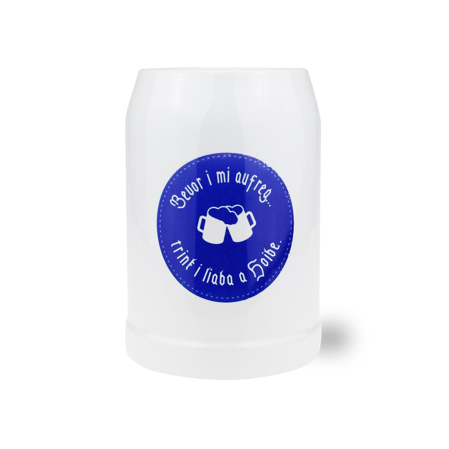 Steinkrug mit Henkel, mattgrau glasiert, schwarzer Aufdruck „Bevor i mi aufreg...“, zylindrische Form.