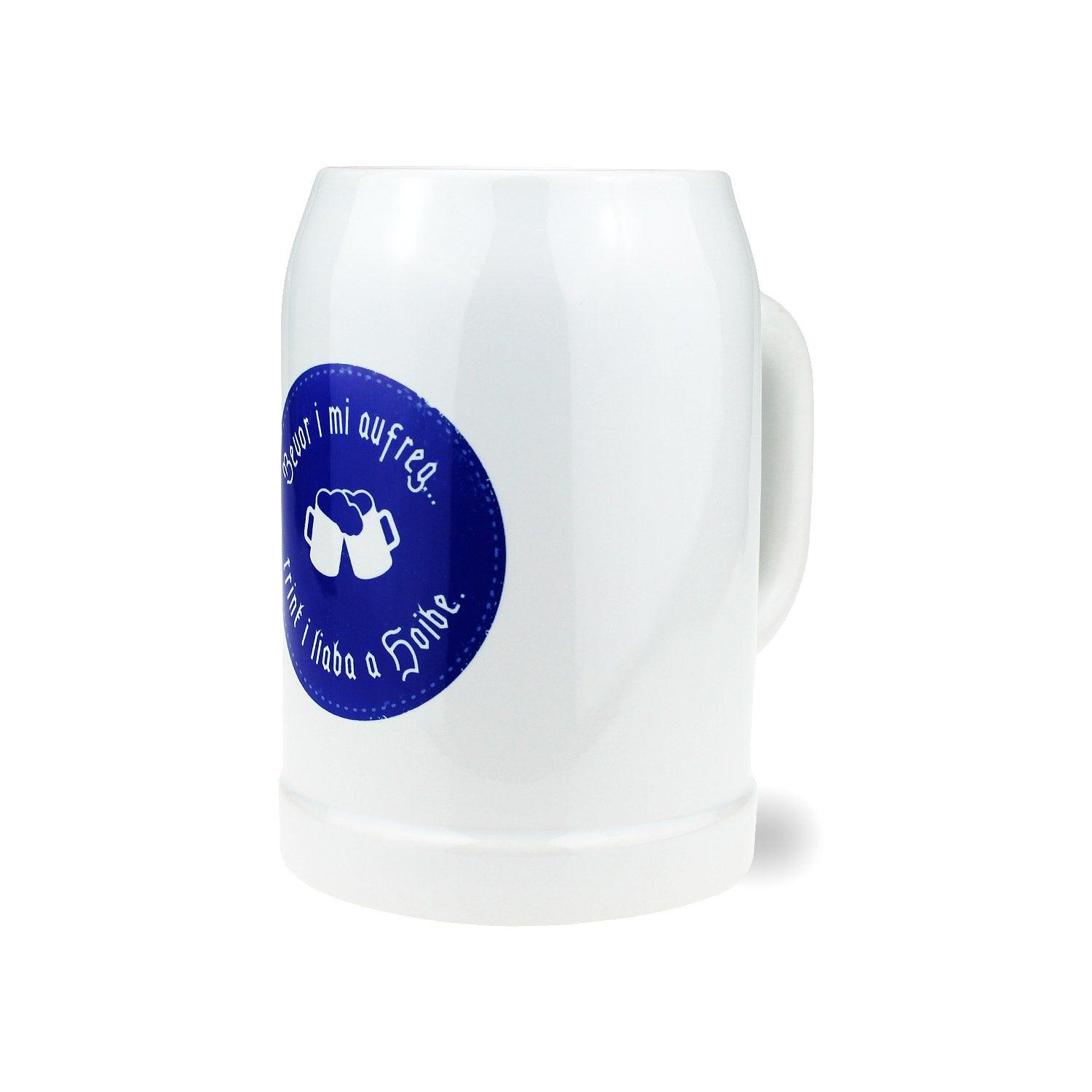Weißer Bierkrug mit schwarz-blauem Schriftzug „bevor i mi aufreg“, zylindrische Form, ca. 0,5 l, Keramik.