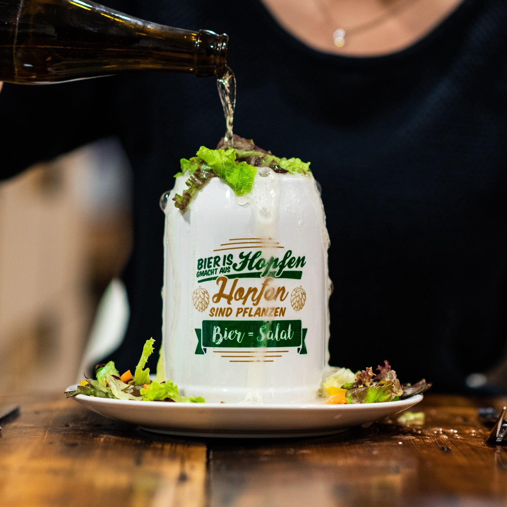 Glas-Bierkrug mit Aufdruck "Bier = Salat" in weißer Schrift, klassisch zylindrische Form, 0,5 Liter, ca. 126 mm hoch.