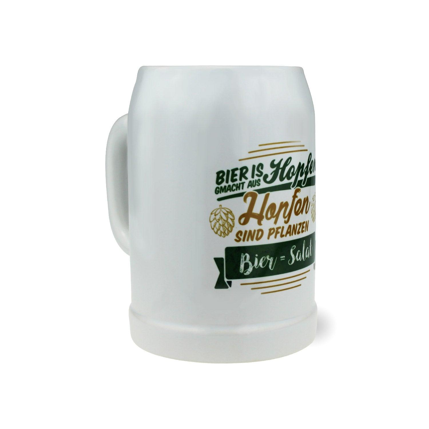 Beiger Bierkrug mit Henkel, schwarzem Schriftzug „Bier = Salat“ und Salatmotiv, 0,5 l.
