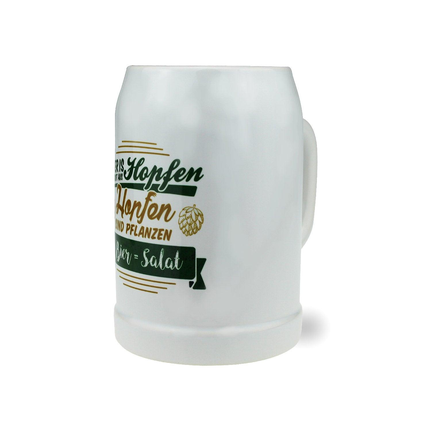 Klarer Bierkrug aus Glas mit schwarzem Aufdruck „Bier = Salat“ und bayerischen Symbolen, 0,5 l, 126 mm hoch.