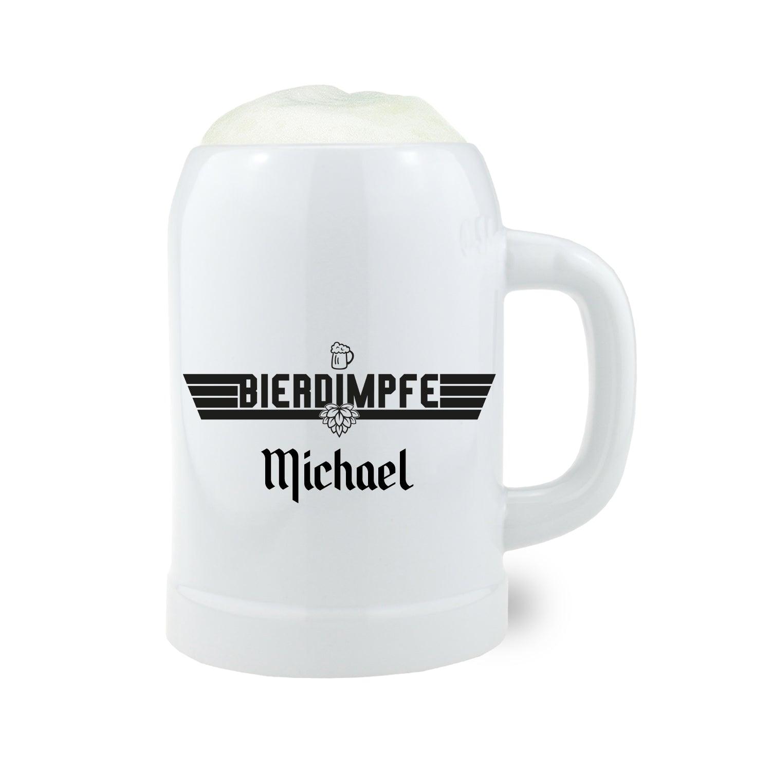 Halbtransparenter Bierkrug aus Glas mit Henkel, Gravur „Bierdimpfe“ und individualisierbarem Wunschnamen.