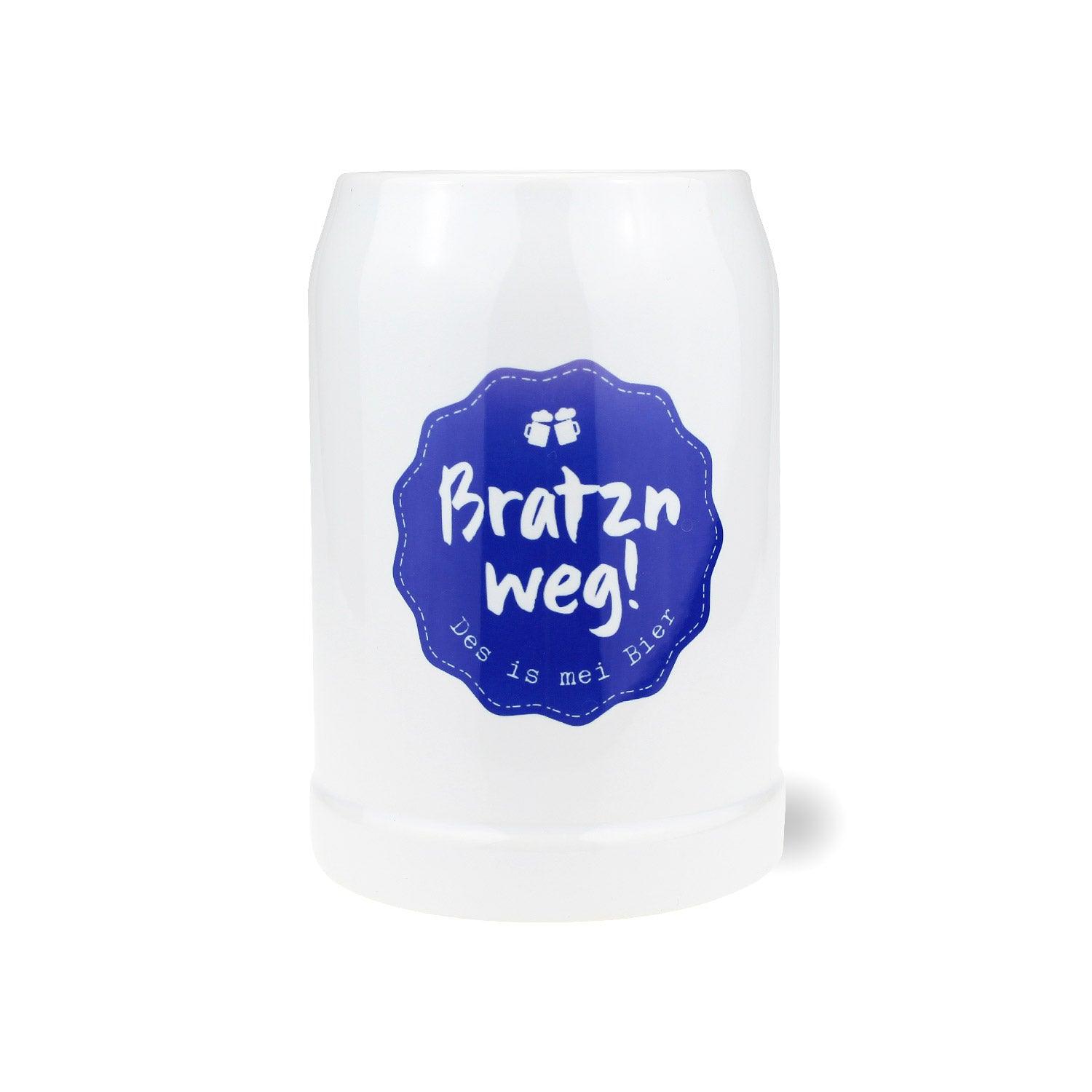 Hellbeiger Bierkrug mit schwarzem Schriftzug "Bratzn weg" in klassischer Form, glatte Oberfläche, 0,5 Liter.