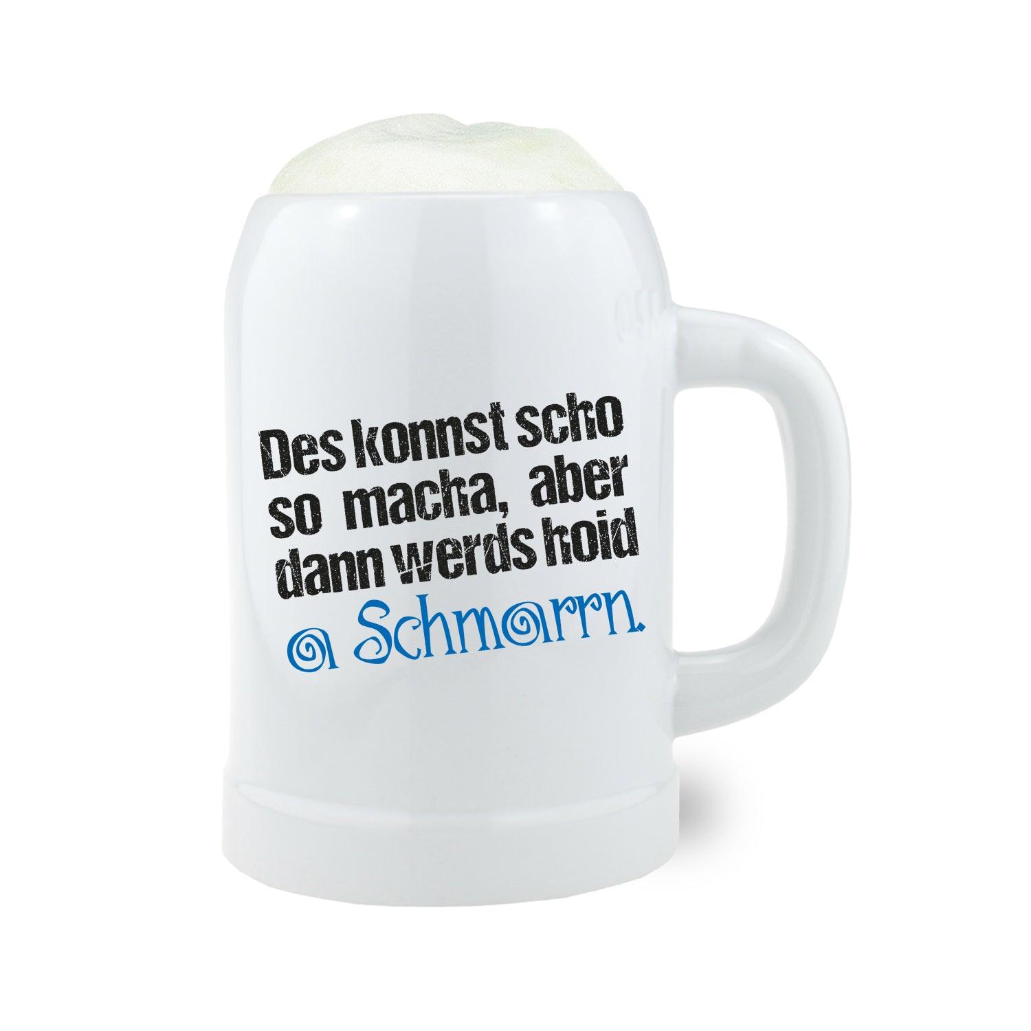 Steinkrug mit bauchiger Form und bayrischem Spruch „Des konnst scho so macha“, Füllmenge 0,5 Liter, Höhe ca. 126 mm.