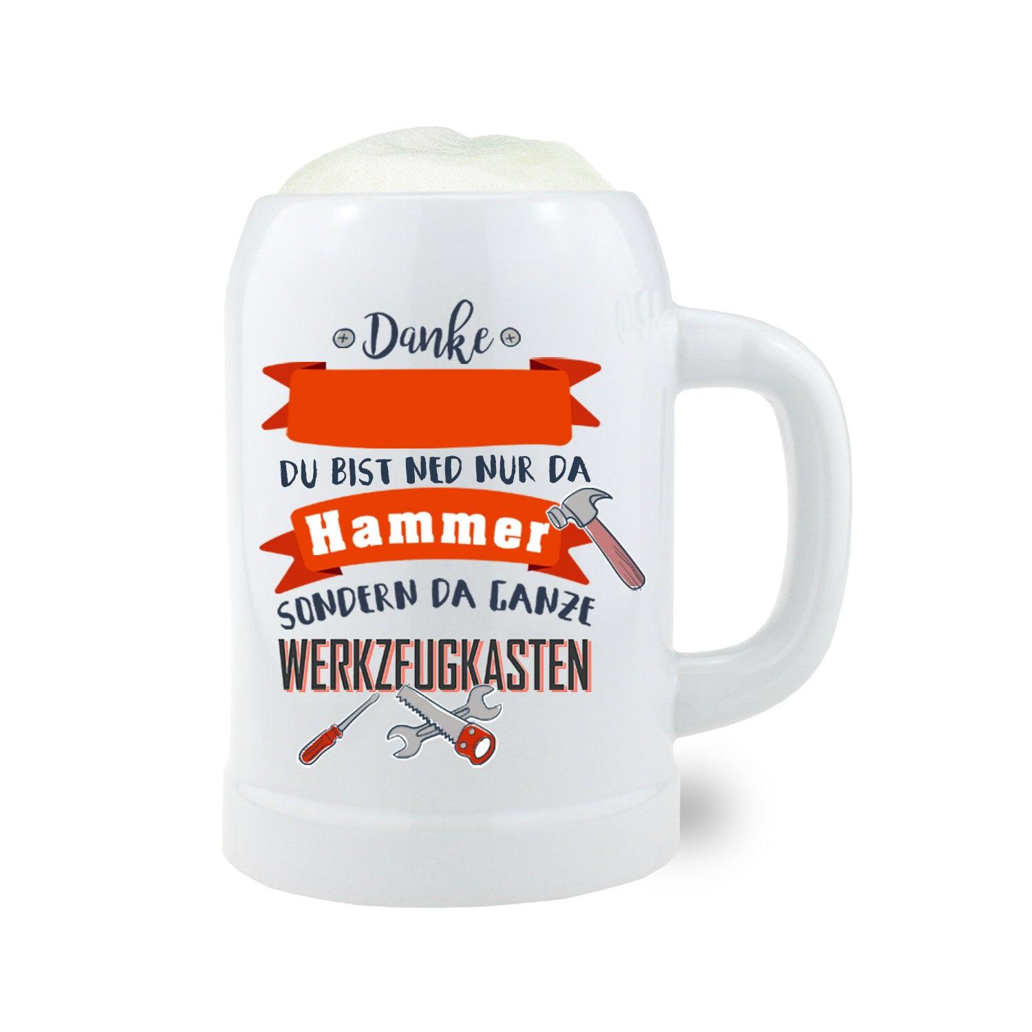 Keramik-Bierkrug mit Henkel in Naturweiß, Gravur „Du bist ned nur da Hammer“ und personalisierbarem Wunschtext.