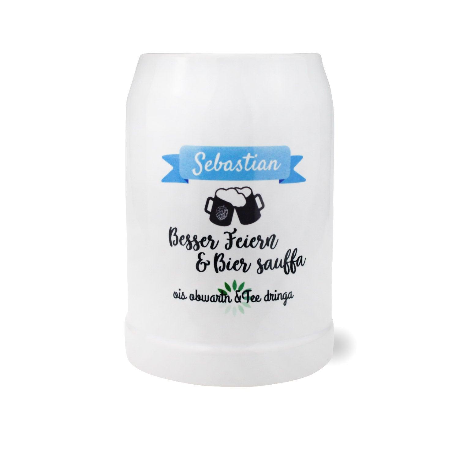 Halbliter-Bierkrug aus Klarglas mit Zinndeckel, Gravur „Feiern“ und personalisierbarem Namensfeld.