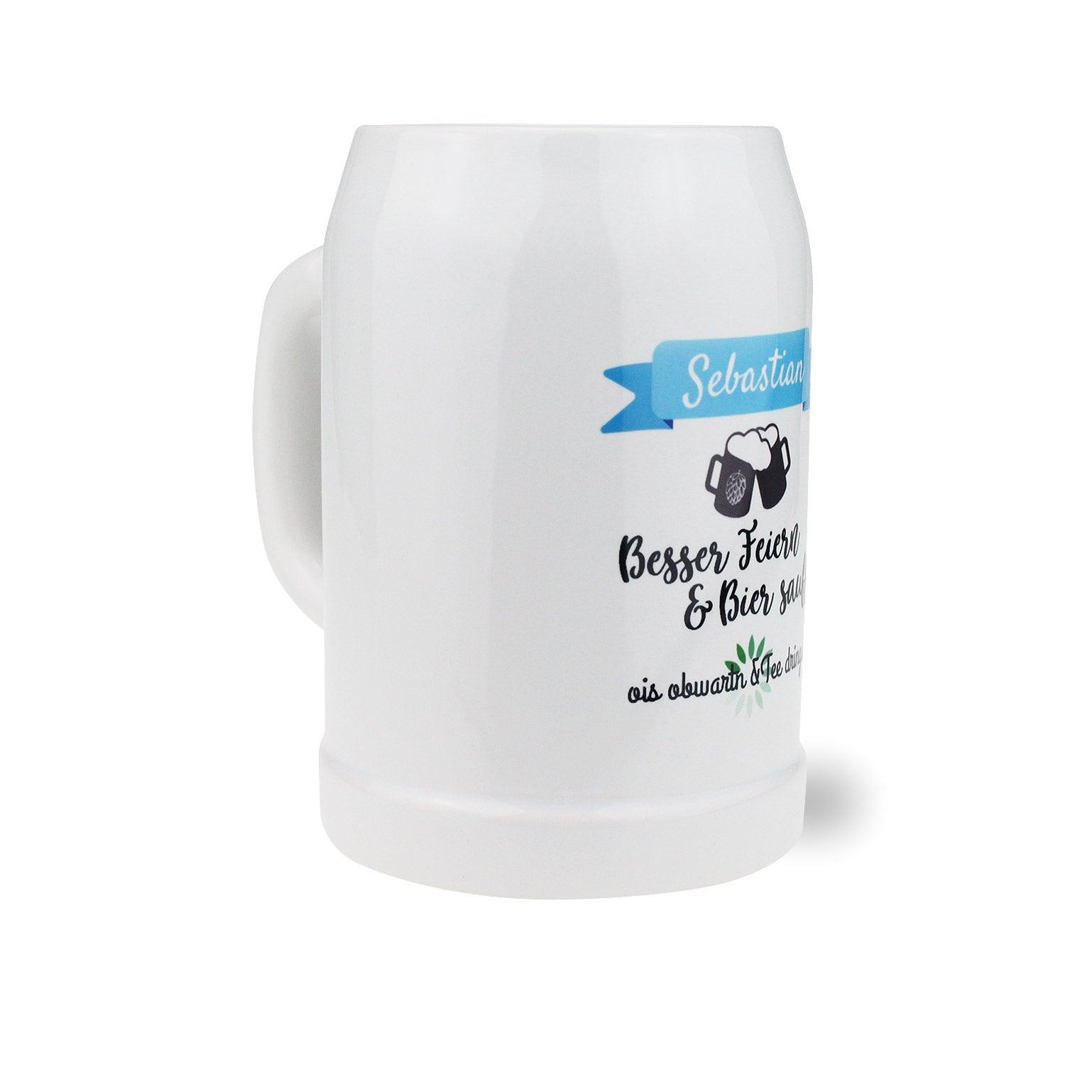 Transparenter Bierkrug mit Henkel, Gravur „Feiern“ und personalisierbarem Namen, gefertigt aus klarem Glas, 0,5 l.