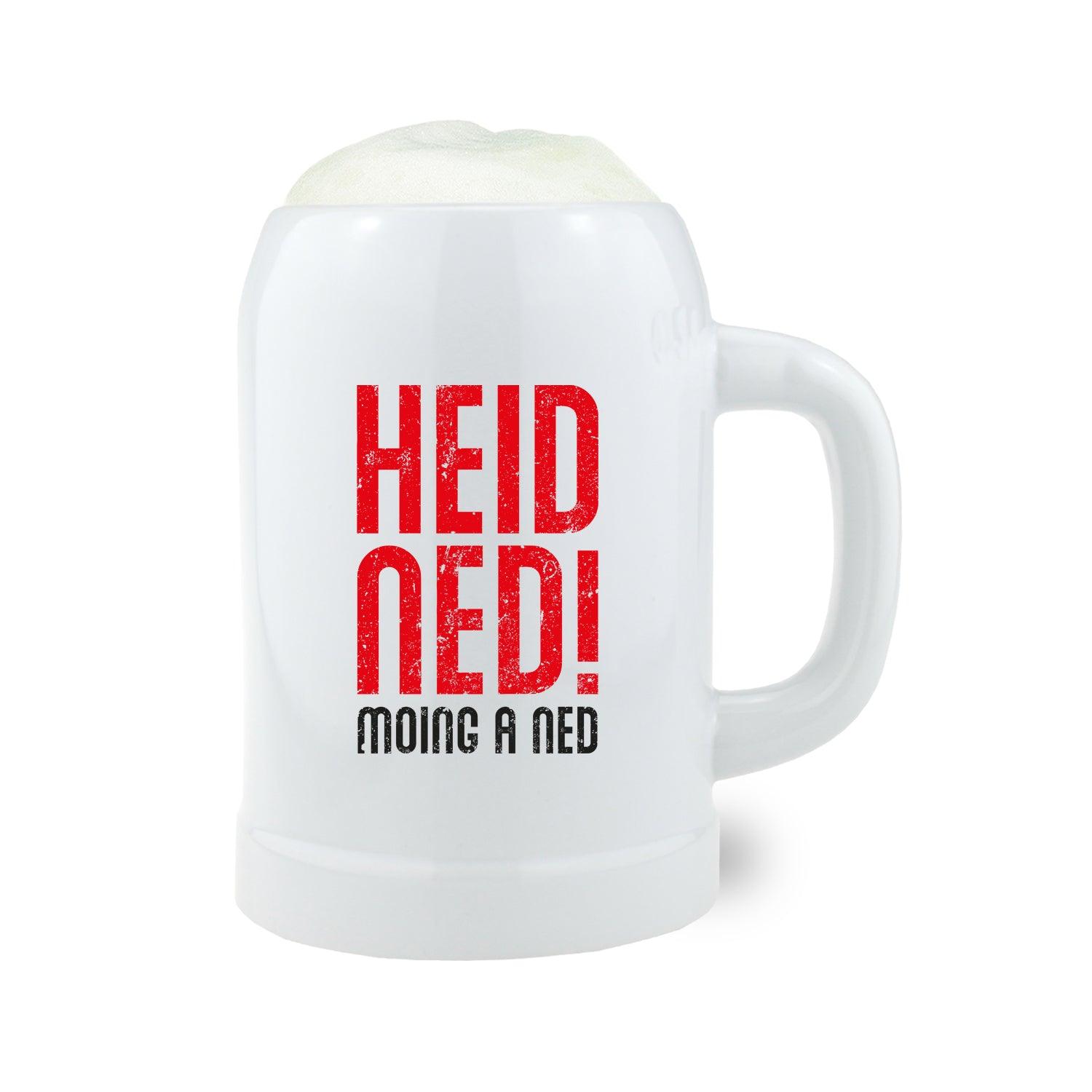 Bierkrug aus Steinzeug mit bauchiger Form und bayrischem Schriftzug „Heid ned, moing a ned“, 0,5 Liter, ca. 126 mm hoch.