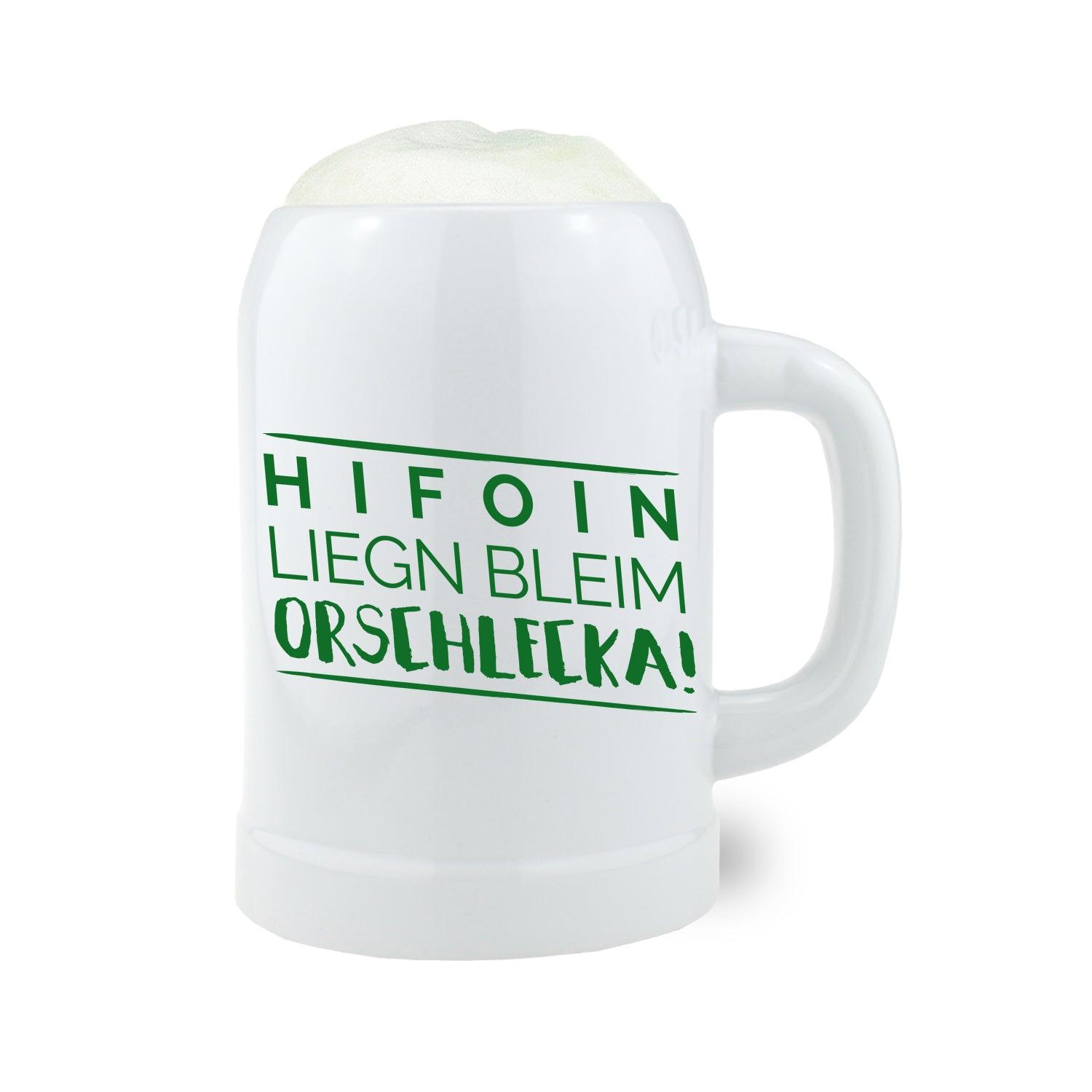 Steinkrug mit bauchiger Form, aufgedrucktem Schriftzug „Hifoin – liegn bleim“ und Henkel, Volumen 0,5 Liter, Höhe ca. 126 mm.