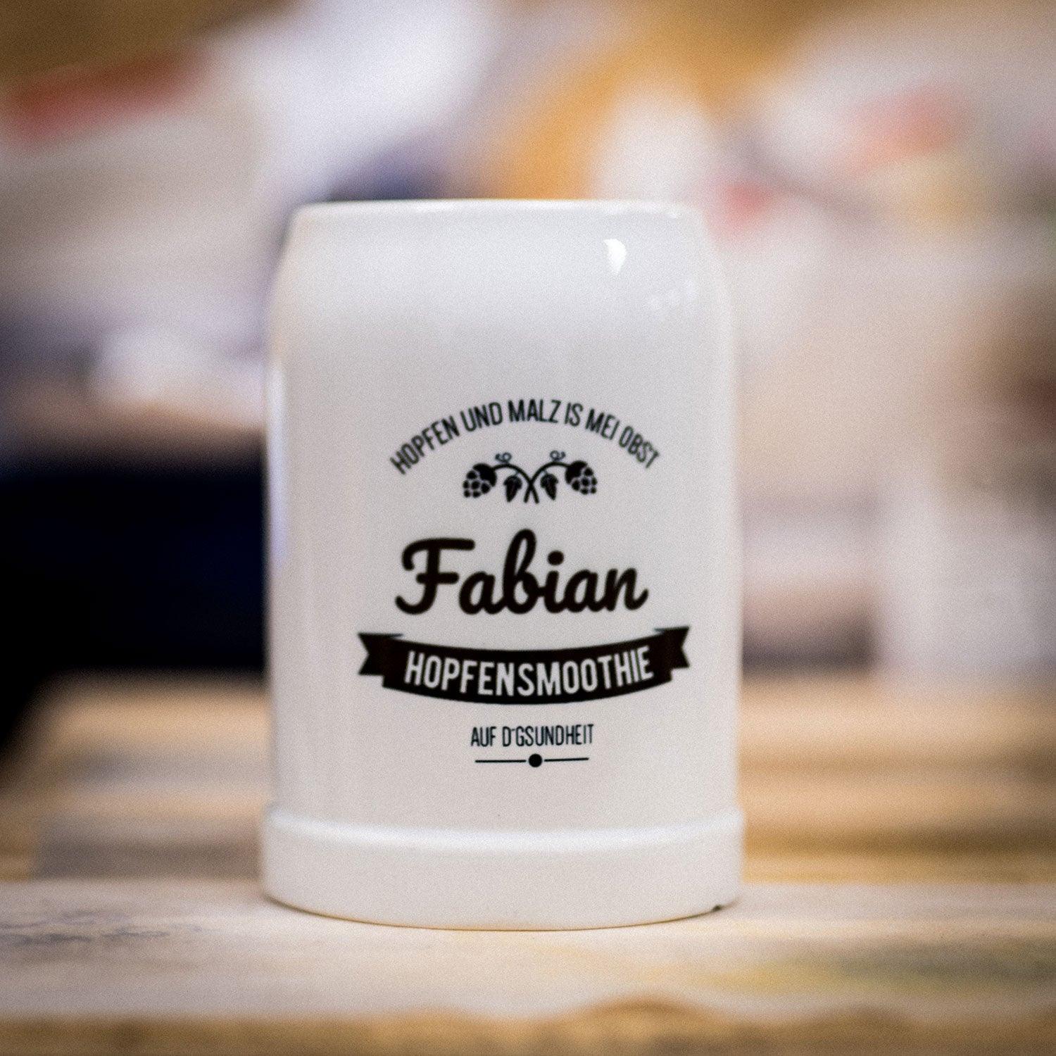 Personalisierter Bierkrug aus Keramik mit Hopfenmotiv und „Hopfensmoothie“-Schriftzug, graviert mit Wunschname, 0,5 l.