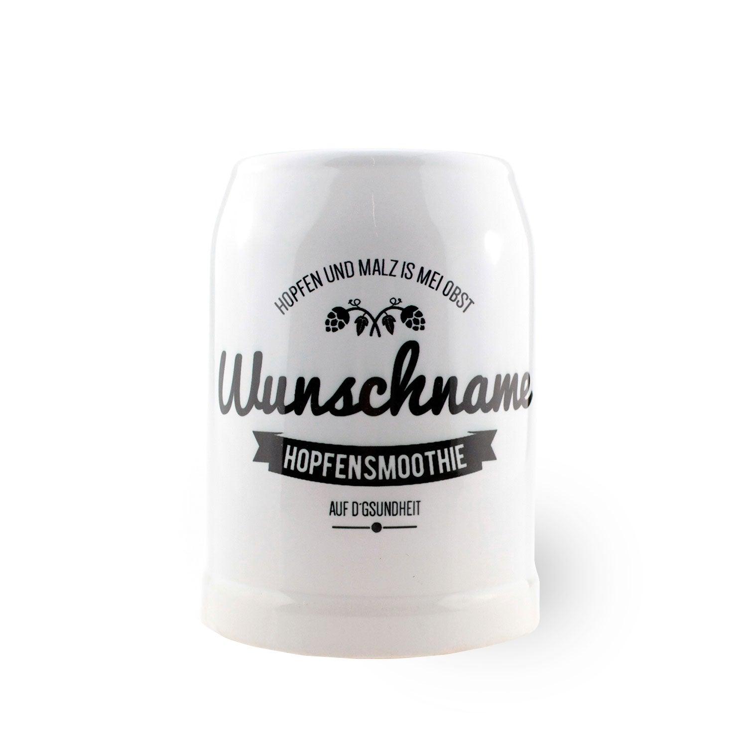 Heller Bierkrug aus Keramik mit schwarzem Schriftzug „Hopfensmoothie“ und personalisierbarer Gravur.