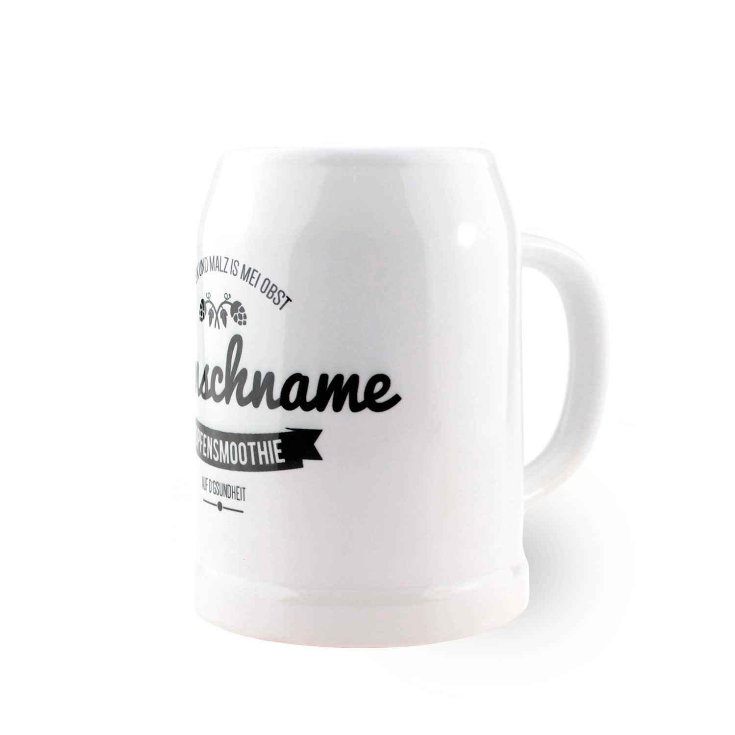 Personalisierter Bierkrug aus Keramik mit „Hopfensmoothie“-Schriftzug und Wunschname, halbliter, mattweiß mit Henkel.