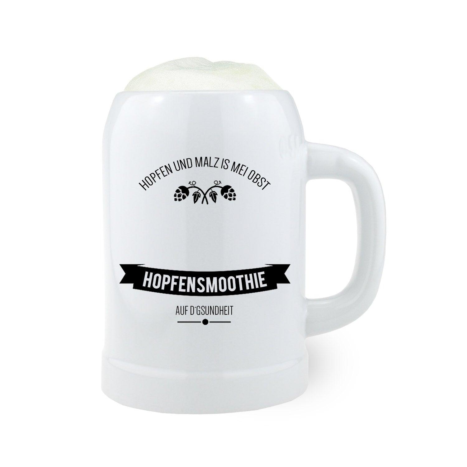 Weißer Bierkrug aus Keramik mit Henkel, Aufdruck „Hopfensmoothie“ und personalisiertem Wunschnamen, 0,5 Liter.