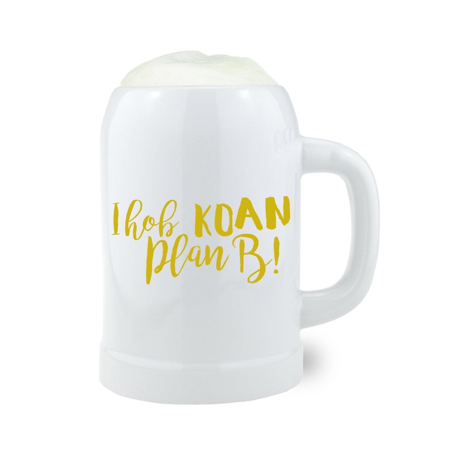 Hellgrauer Steinkrug mit Henkel und schwarzem Schriftzug „Koan Plan B“, Fassungsvermögen 0,5 Liter.