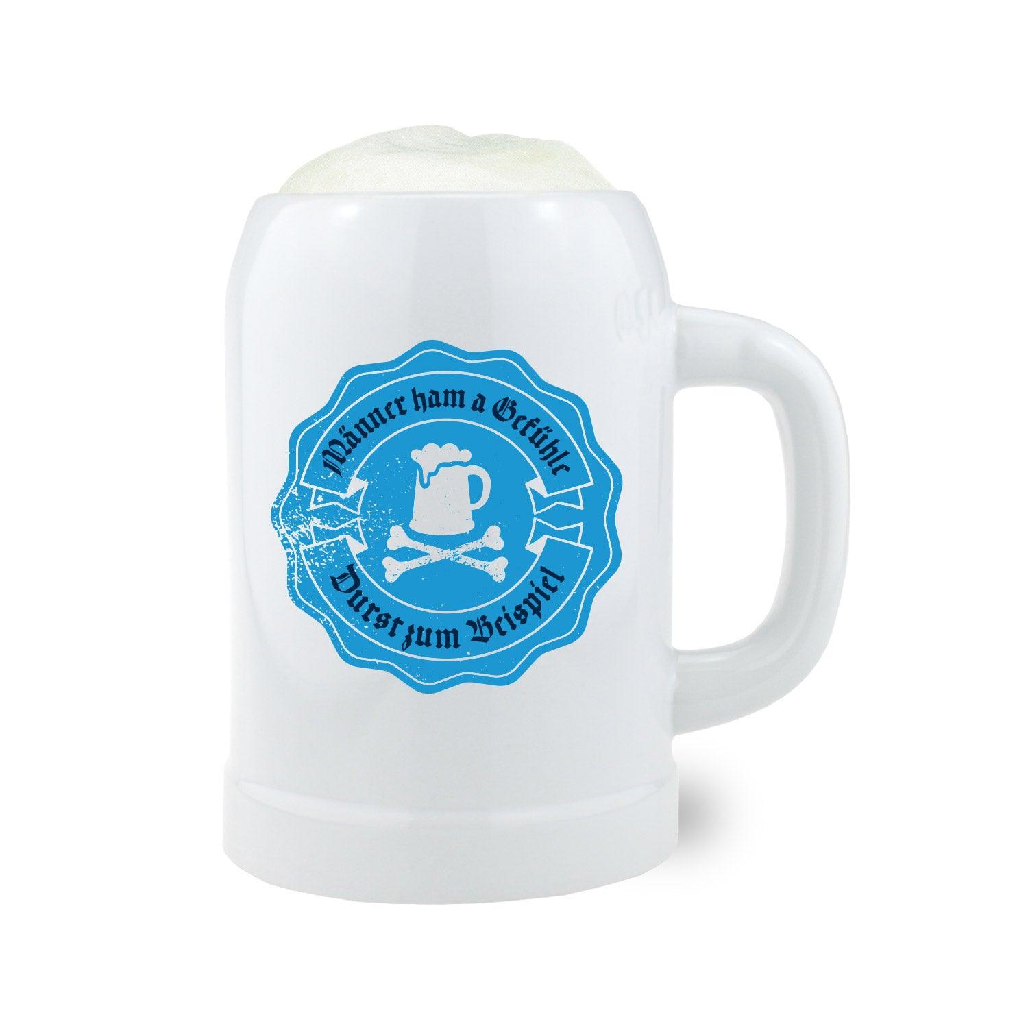 Weißer Bierkrug mit Henkel, schwarzem Schriftzug „Männer ham a Gefühle“ und leicht bauchiger Form, Keramik, 0,5 Liter.