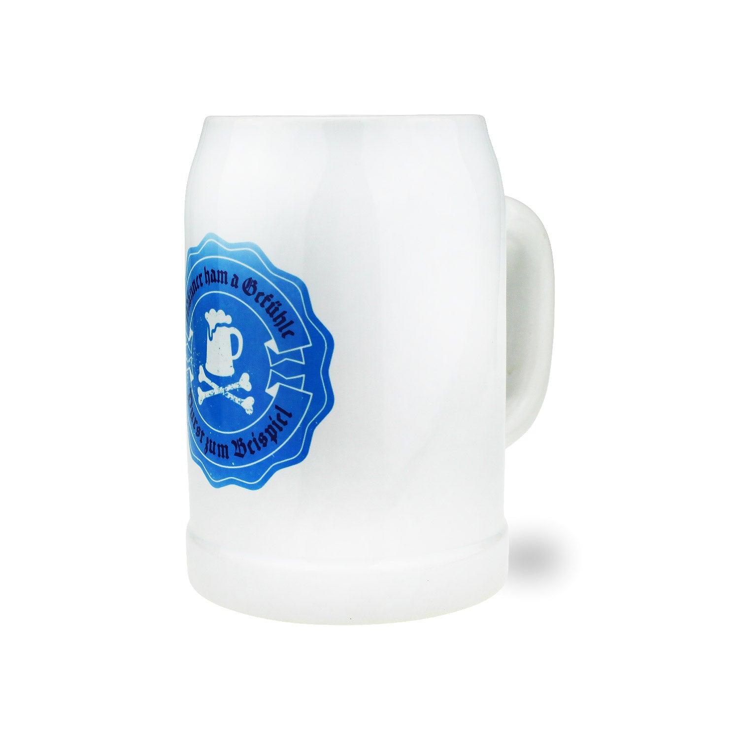 Weißer Bierkrug aus Keramik mit blauem Schriftzug „Männer ham a Gefühle“ in traditioneller Bayern-Optik, 0,5 l, 126 mm hoch.