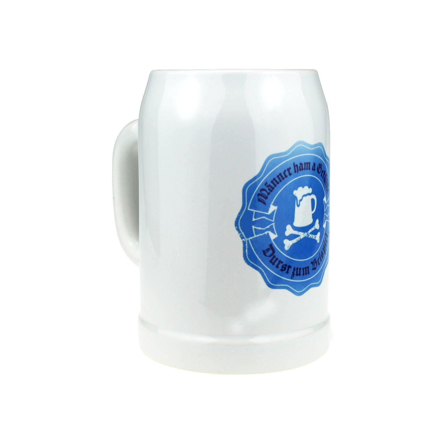 Hellbeiger Bierkrug mit dunkelblauem Schriftzug „Männer ham a Gefühle“, zylindrische Form, 0,5 l, Keramik.