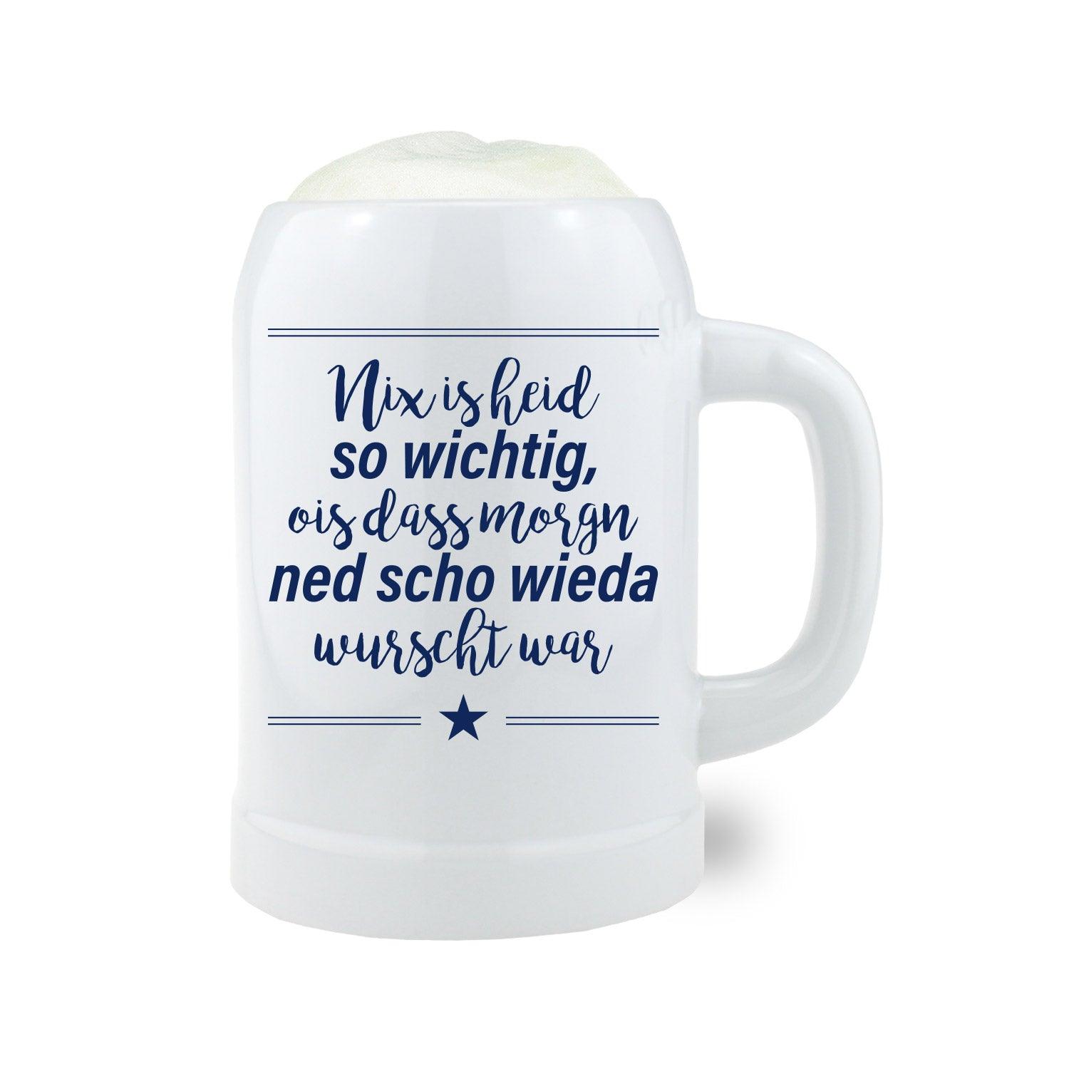 Hellgrauer Bierkrug mit Bügelgriff und schwarzem Schriftzug „Nix is heid so wichtig...“, Füllmenge 0,5 Liter.