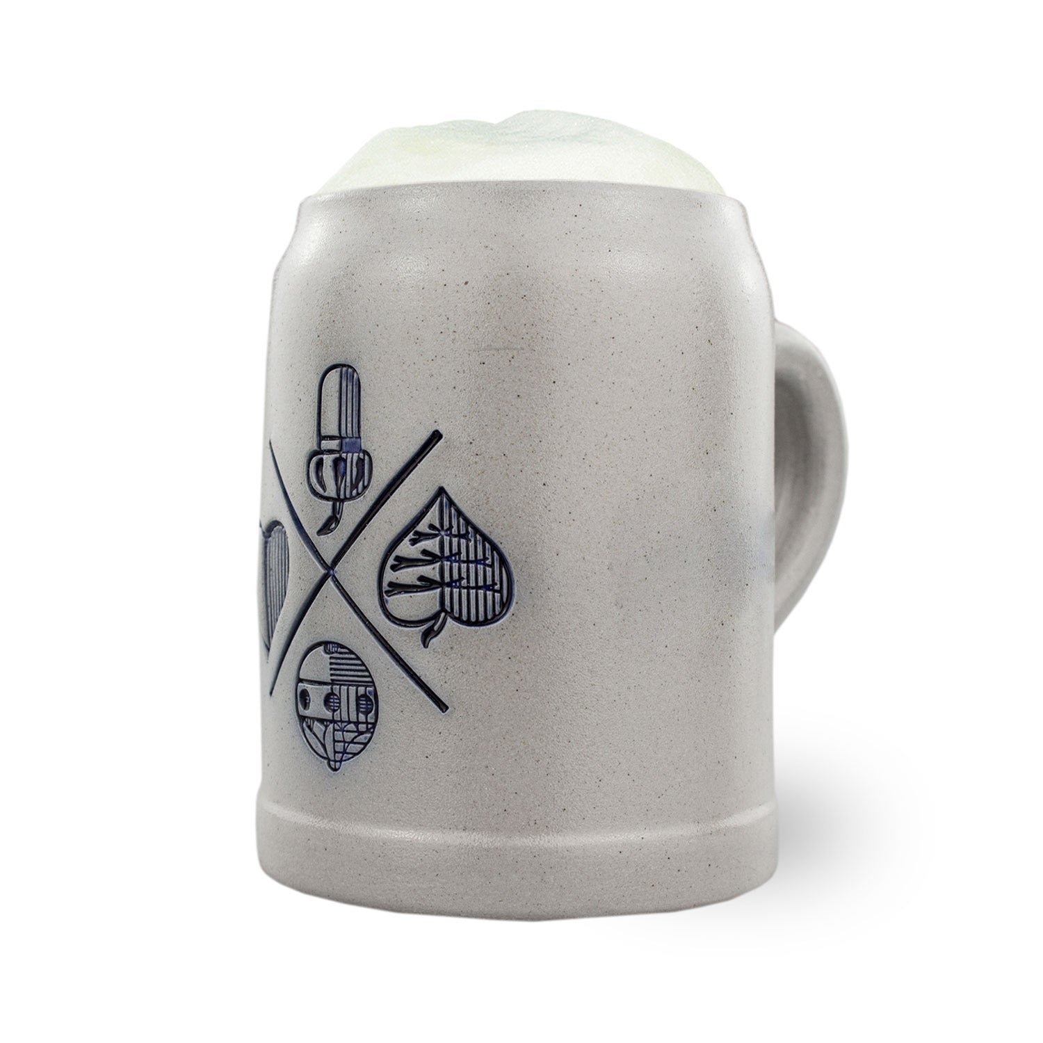 Henkelloser Bierkrug aus Steinzeug mit geprägtem Kartenspiel-Motiv und bayerischem Blatt, Fassungsvermögen 0,5 Liter.