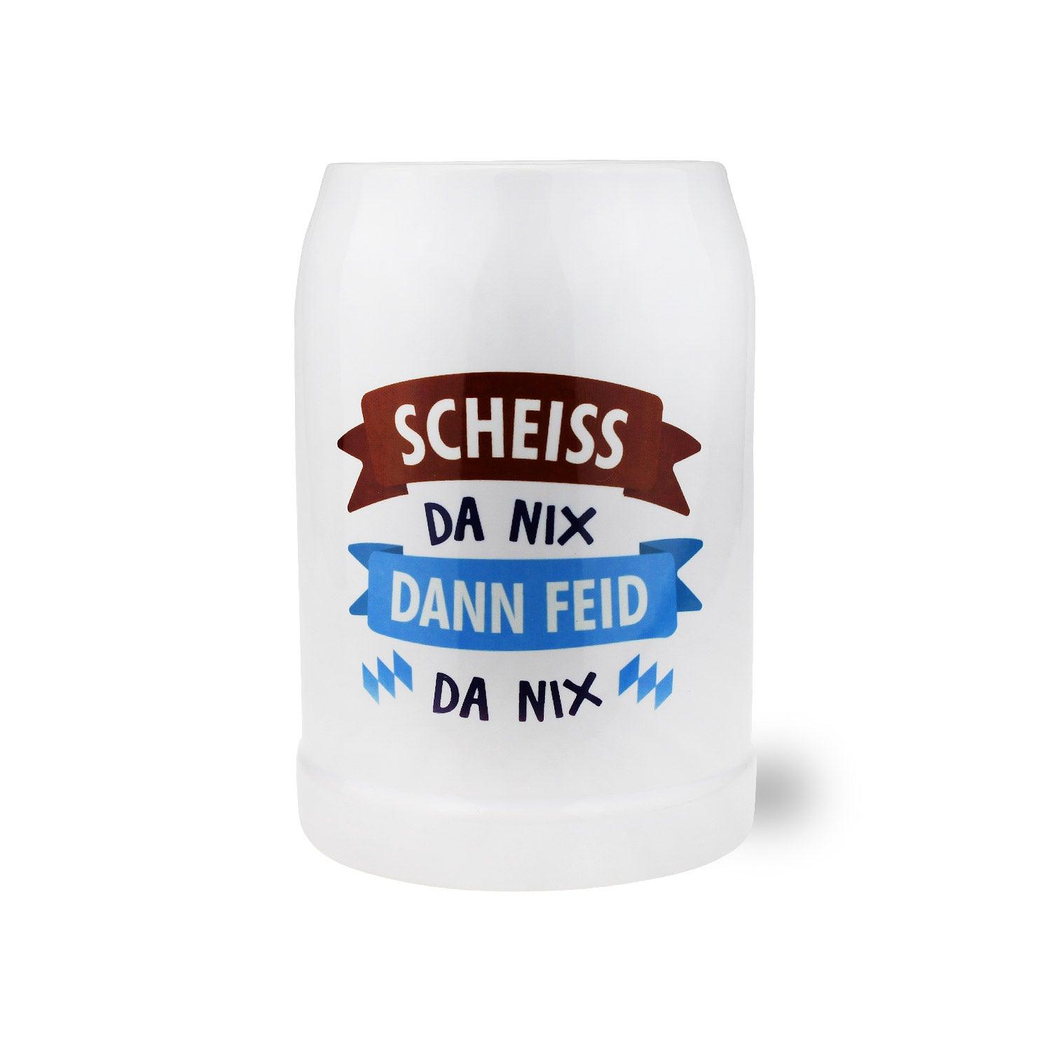 Weißer Bierkrug mit blauem Schriftzug „scheiß da nix“ in abgerundeter Blockschrift, ca. 0,5 l, Keramik.