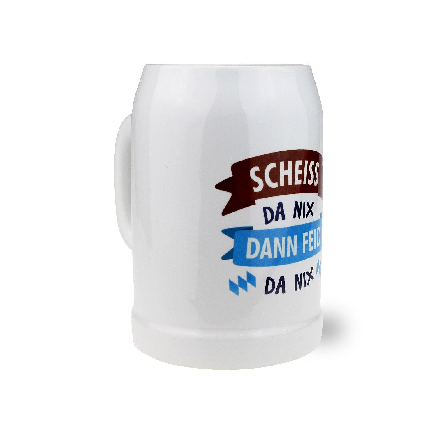 Weißer Bierkrug mit Henkel, schwarzem Aufdruck „scheiss da nix“ und klassischer zylindrischer Form, 0,5 l, Keramik.