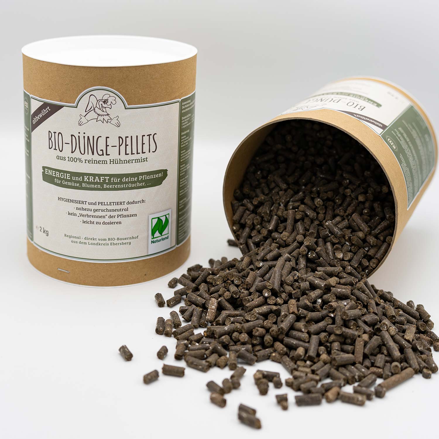 Braune, gepresste BIO Dünge-Pellets aus 100 % Hühnermist mit effektiven Mikroorganismen in zylindrischer Form.