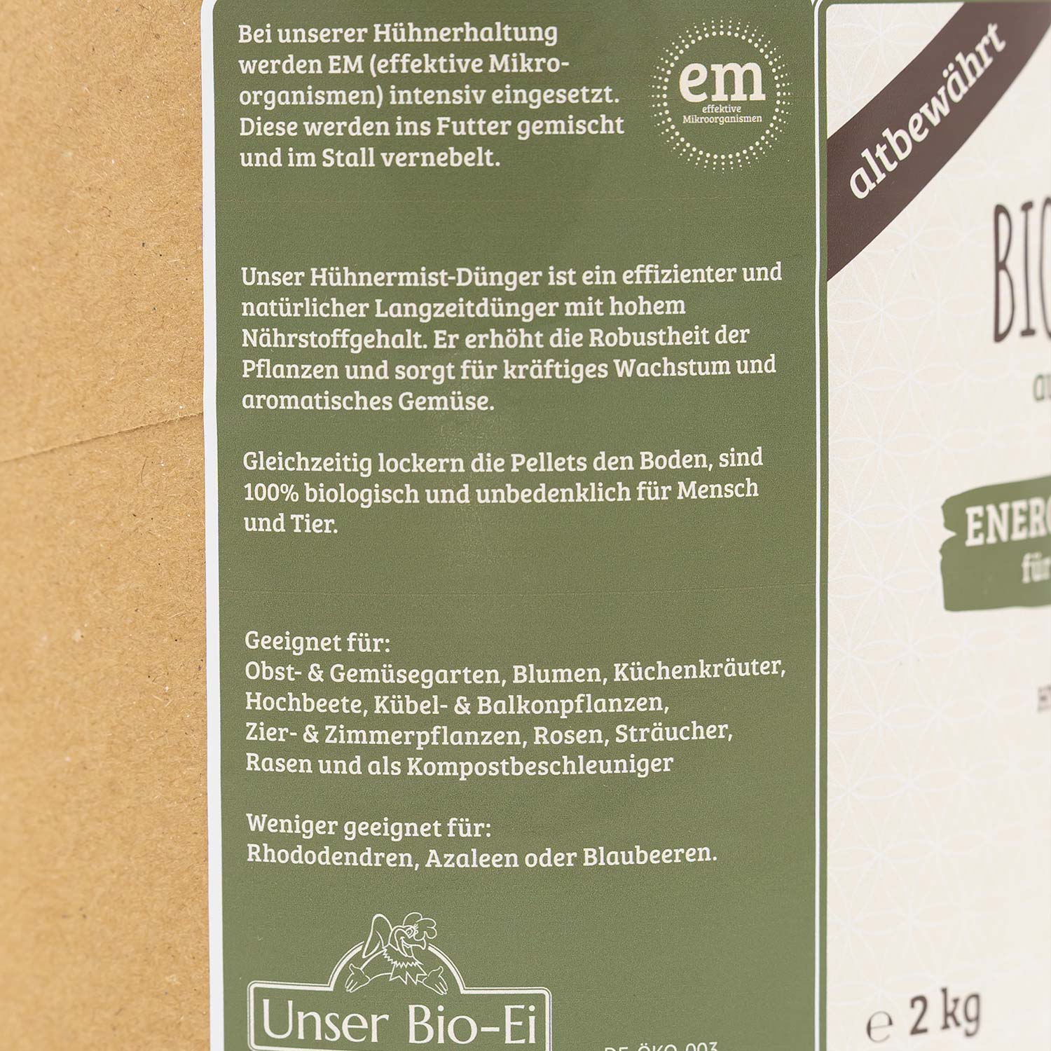 Braune BIO Dünge-Pellets aus 100 % reinem Hühnermist, gepresst, unregelmäßig geformt, mit natürlicher Struktur.