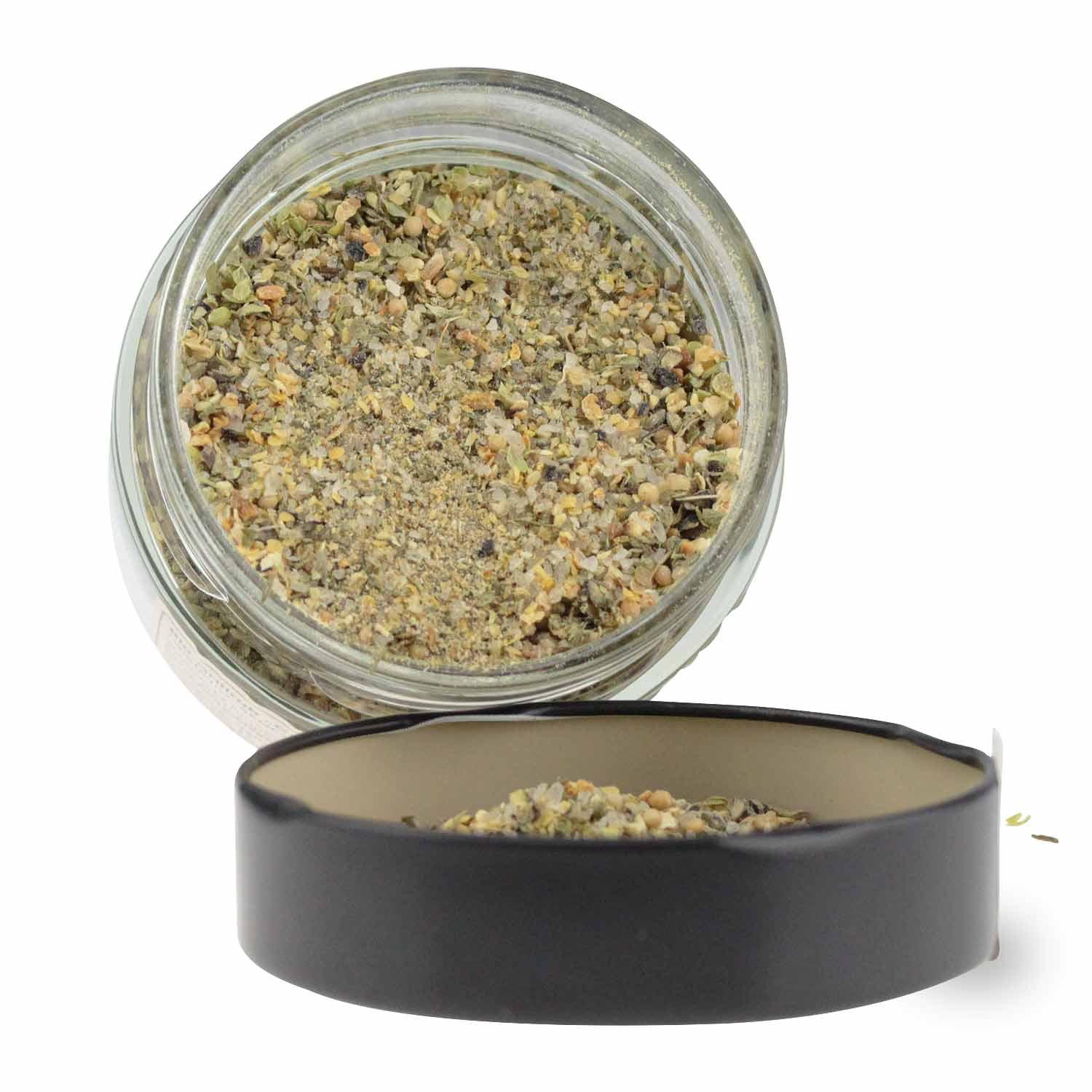 Grobes Bio-Grillrub-Salz mit Alpensteinsalz und Gewürzen in rötlich-brauner Körnung, Inhalt: 80 g.