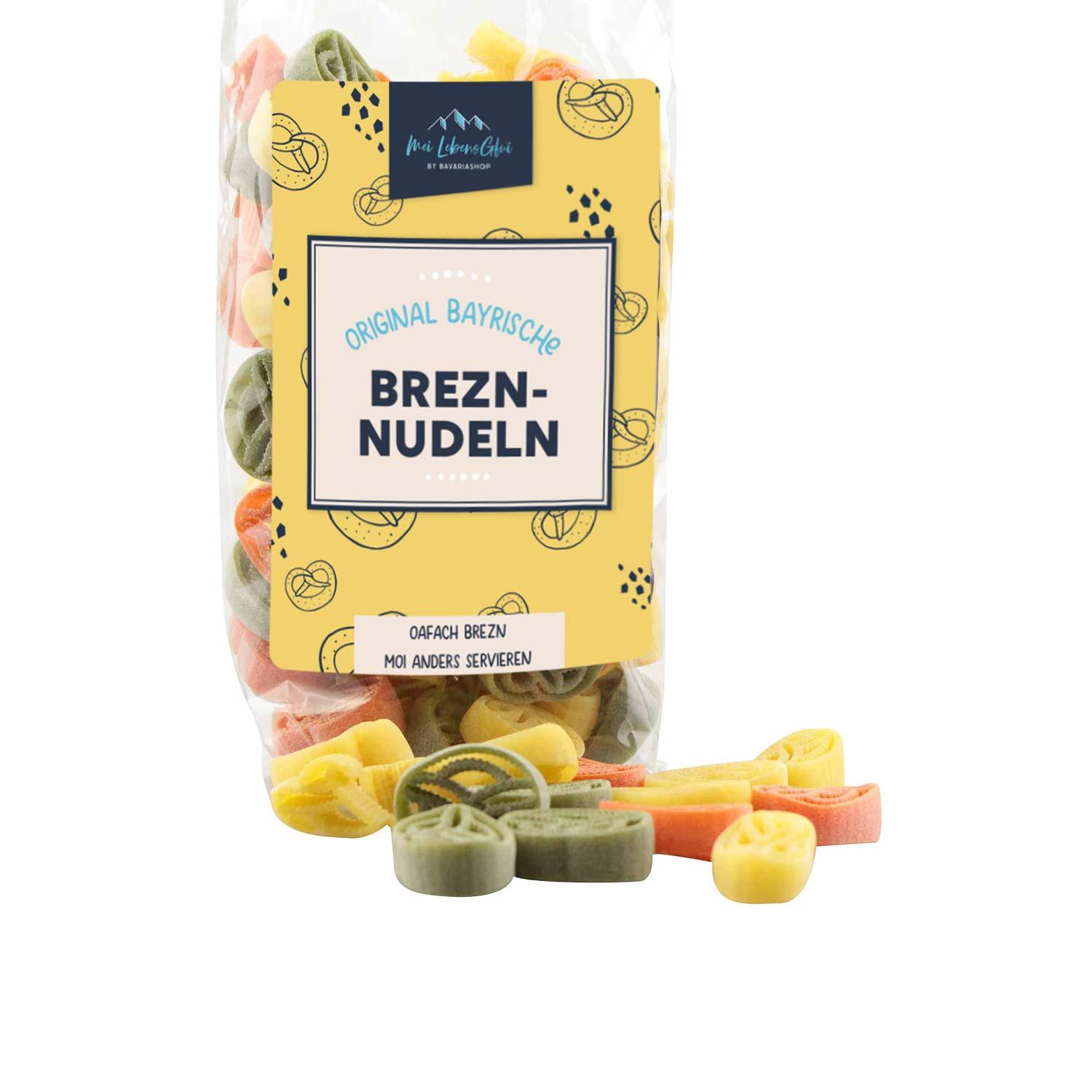 Dreifarbige Nudeln in lustiger Brezn-Form aus Hartweizengrieß, Ei und Salz, in Gelb, Grün und Rot.