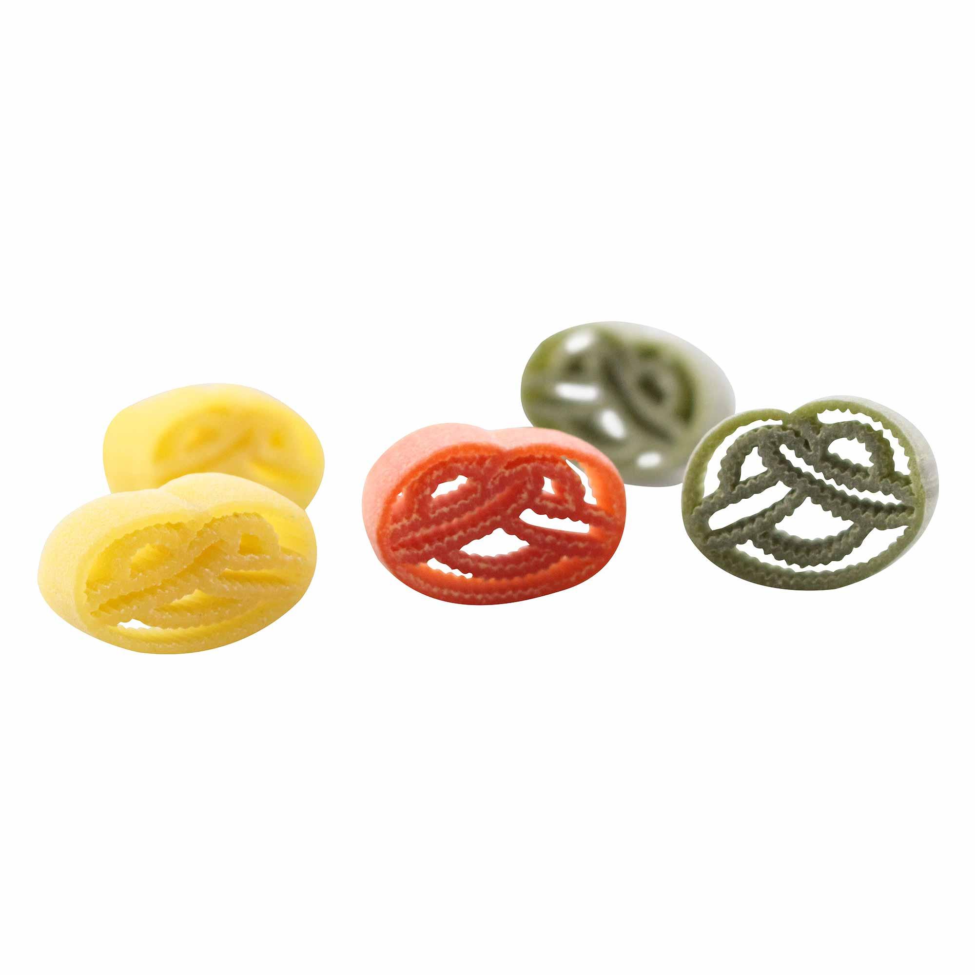 Dreifarbige Nudeln in Brezn-Form aus Hartweizengrieß, Ei und Salz in Gelb, Rot und Grün, 250 g.