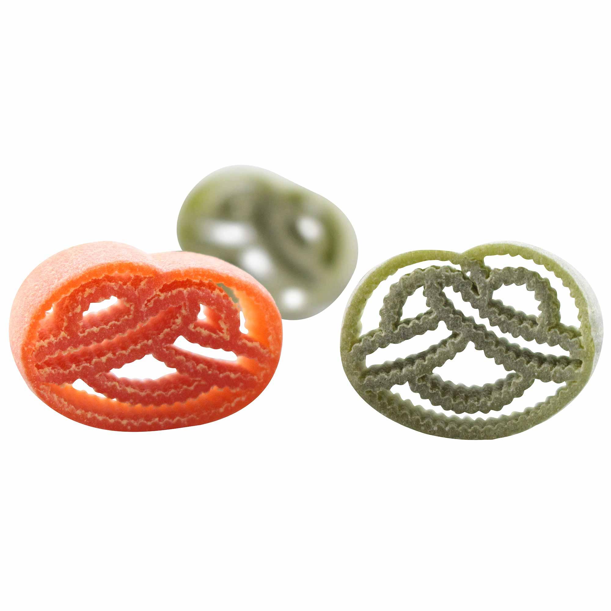 Dreifarbige Nudeln in Brezn-Form aus Hartweizengrieß, Ei und Salz; grün, rot und gelb; 250 g-Packung.