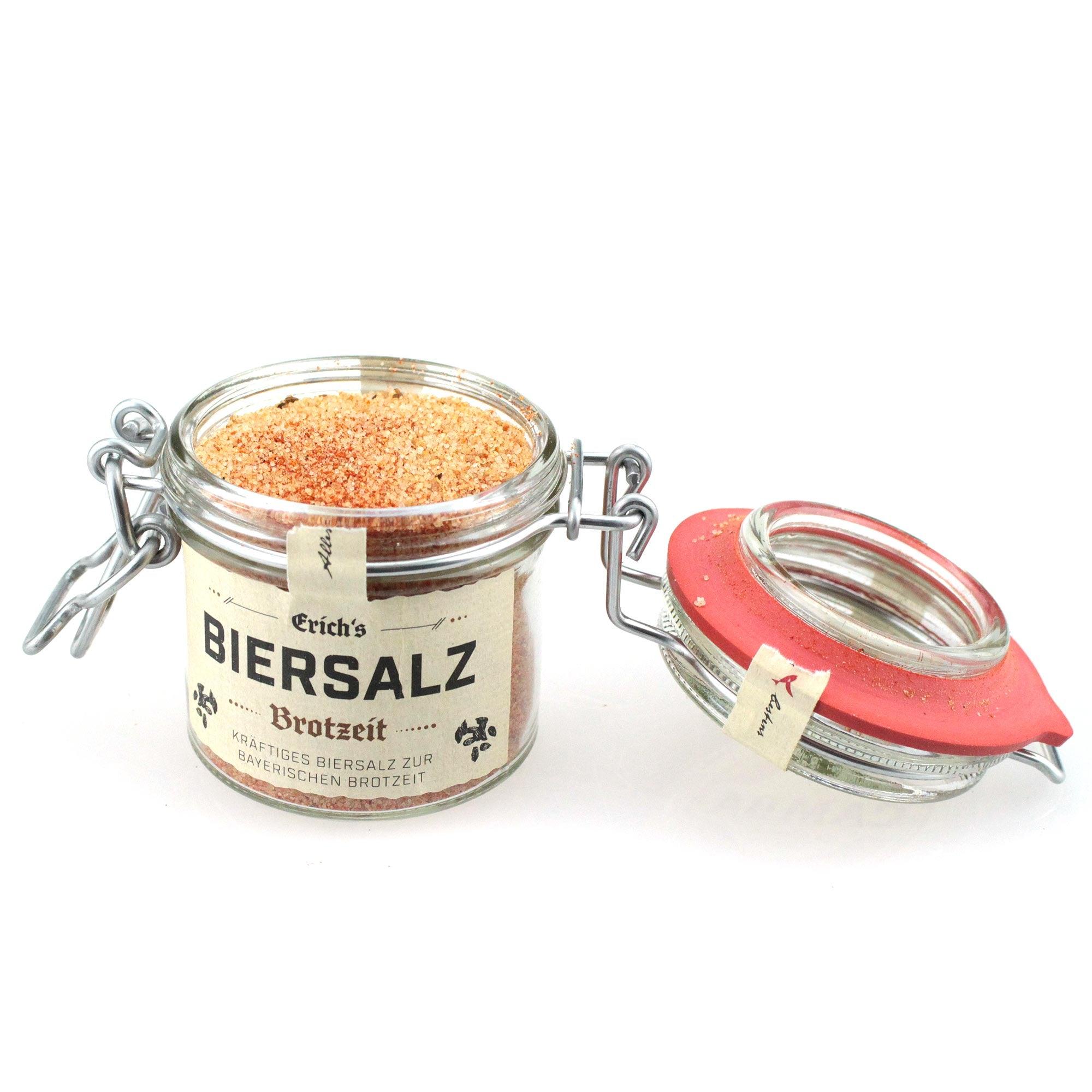 Kräftiges, grobkörniges Biersalz mit goldbraunen und weißen Kristallen in rundem Einweckglas, Inhalt 100 g.