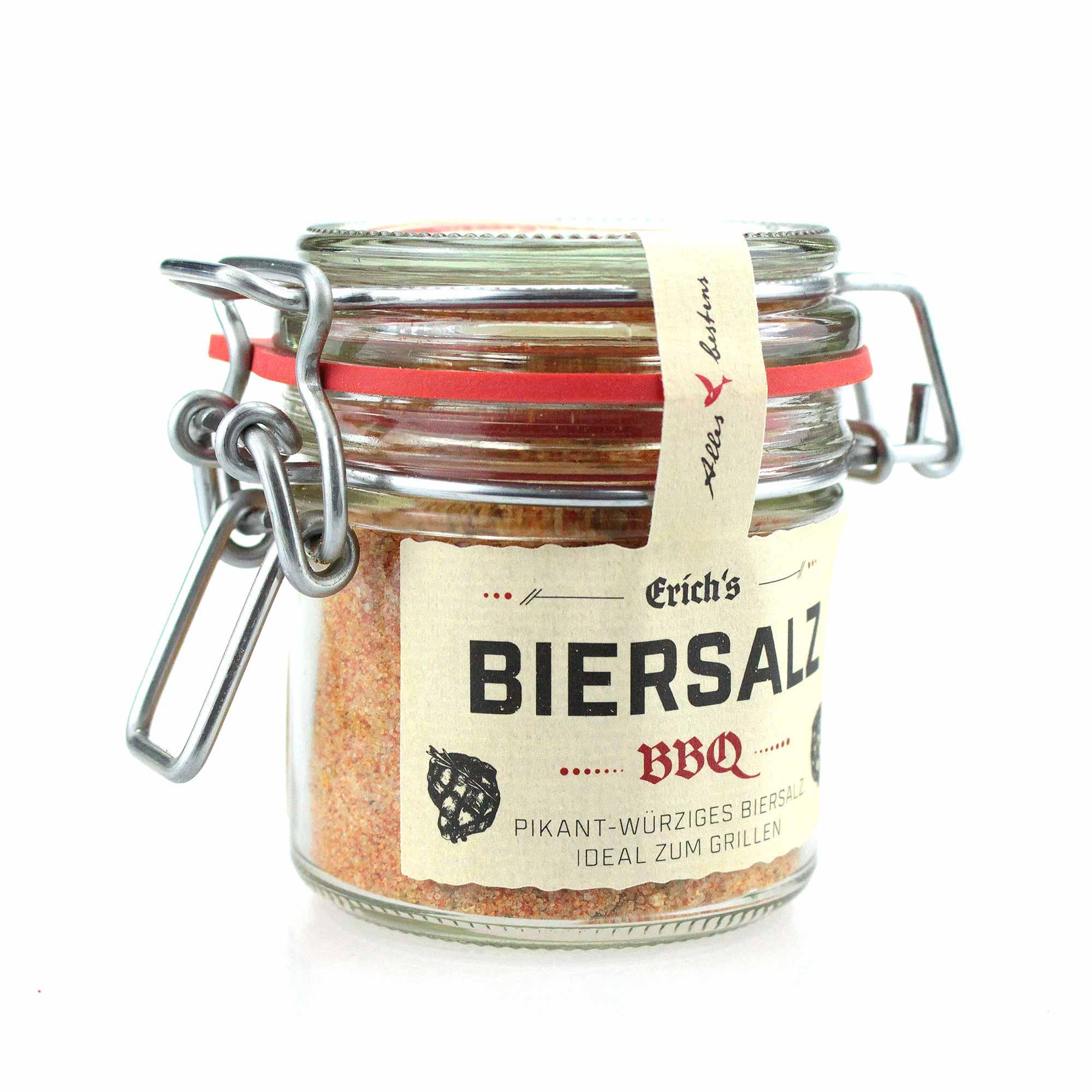 Grobes, goldbeiges Biersalz mit sichtbaren Kräutern und Gewürzen in Glasbehälter, Inhalt 100 g.