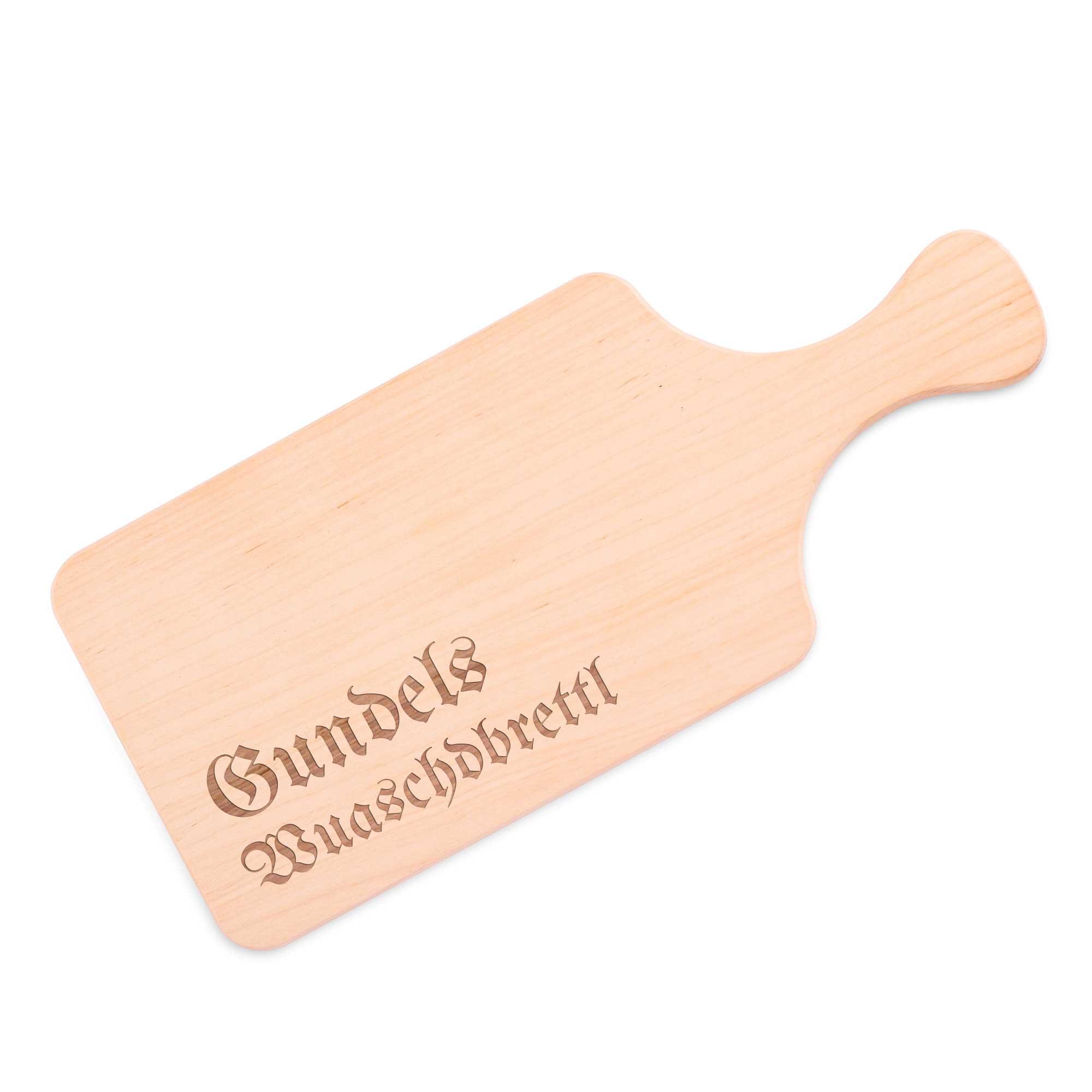 Personalisiertes Brotzeitbrett aus hellem Ahornholz mit Gravur „Boarisches Brotzeitbrettl“ und Wunschname.