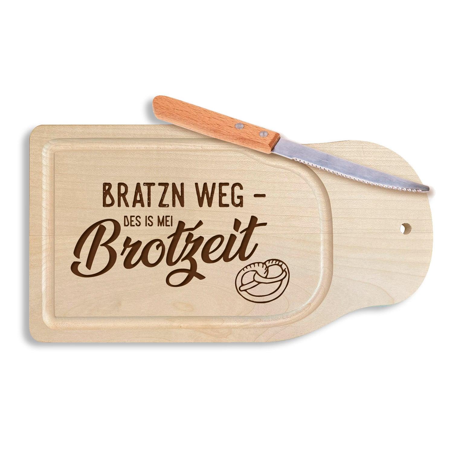 Rechteckiges Brotzeitbrett aus Ahornholz mit graviertem Schriftzug „Bratzn weg – des is mei Brotzeit!“, naturfarben.